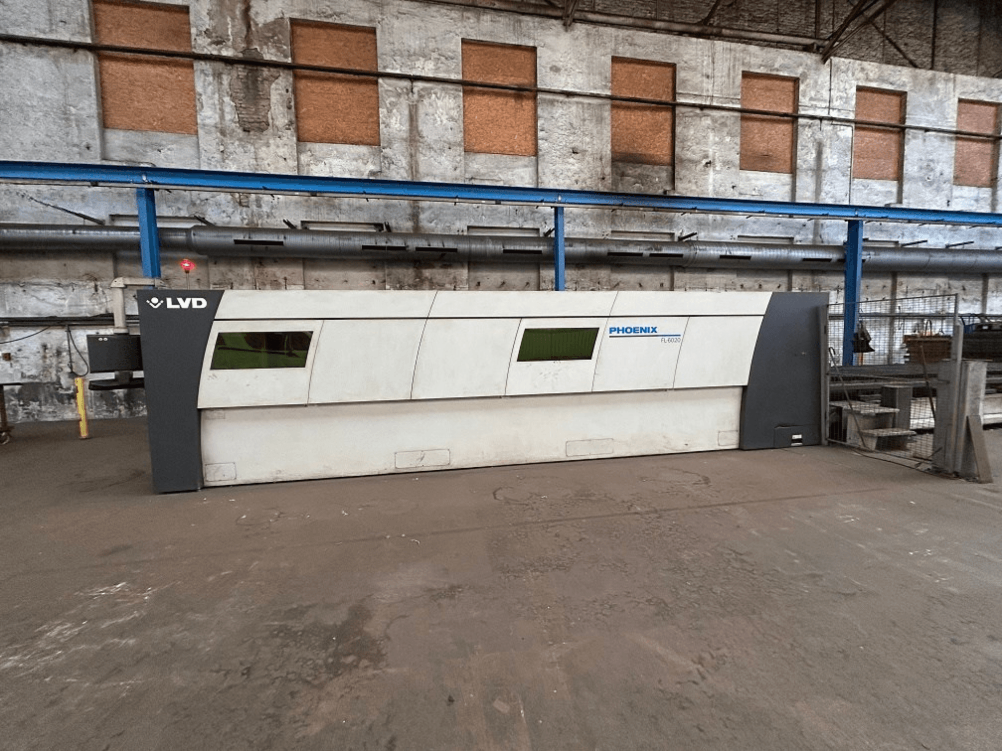 Macchina da taglio laser in fibra LVD Phoenix in un ambiente industriale, vista frontale che mostra il suo design elegante e le sue caratteristiche operative.