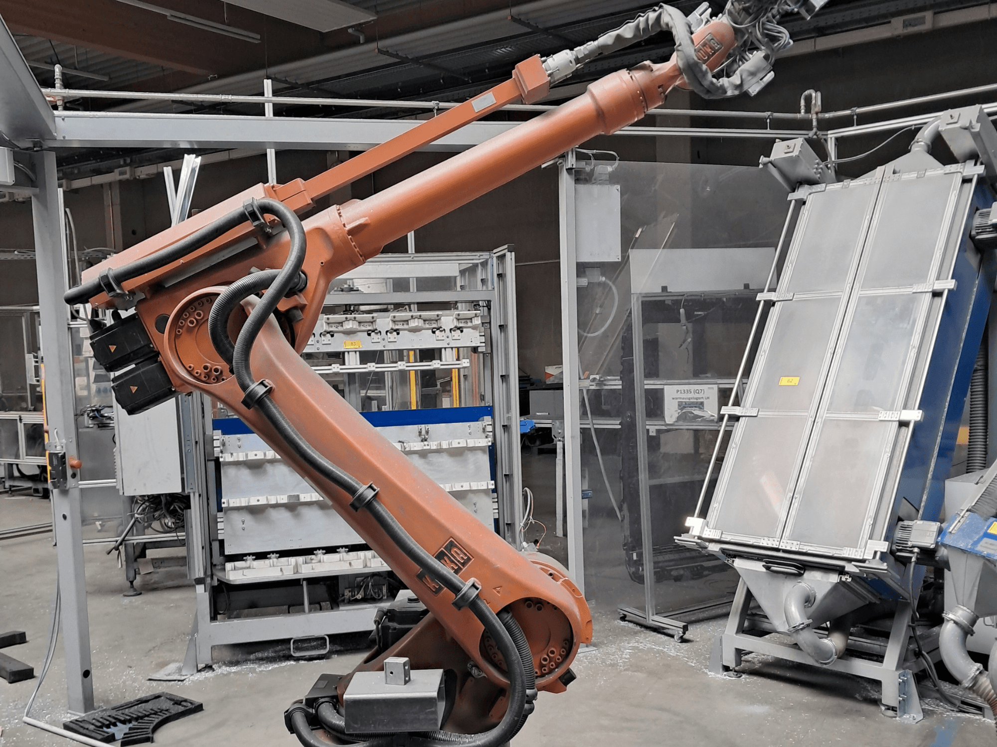 Braccio robotico KUKA KR 30L16-2 in un ambiente industriale, vista laterale che mostra i cavi e i componenti meccanici.