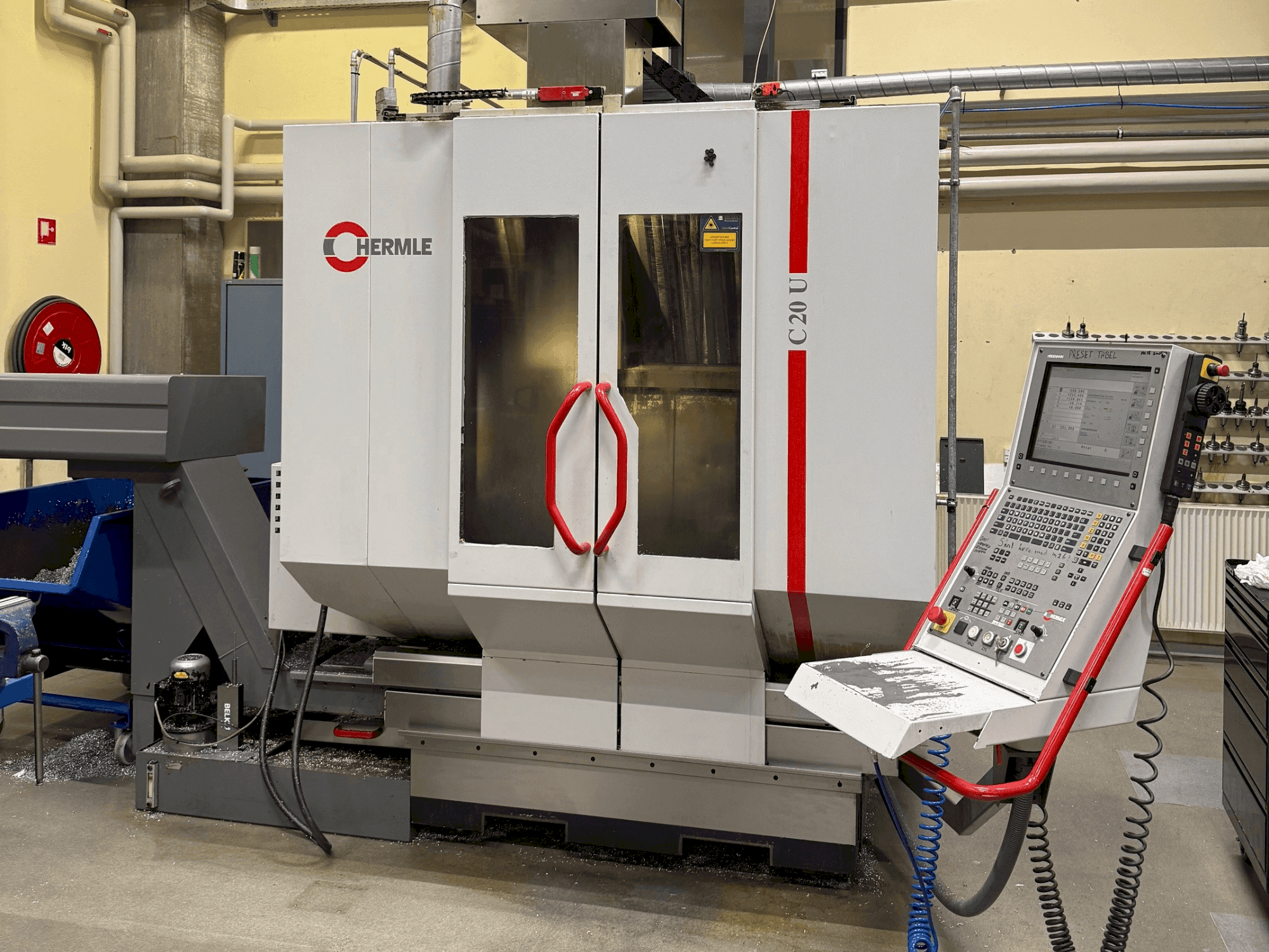 Vista frontale della macchina HERMLE C 20 U