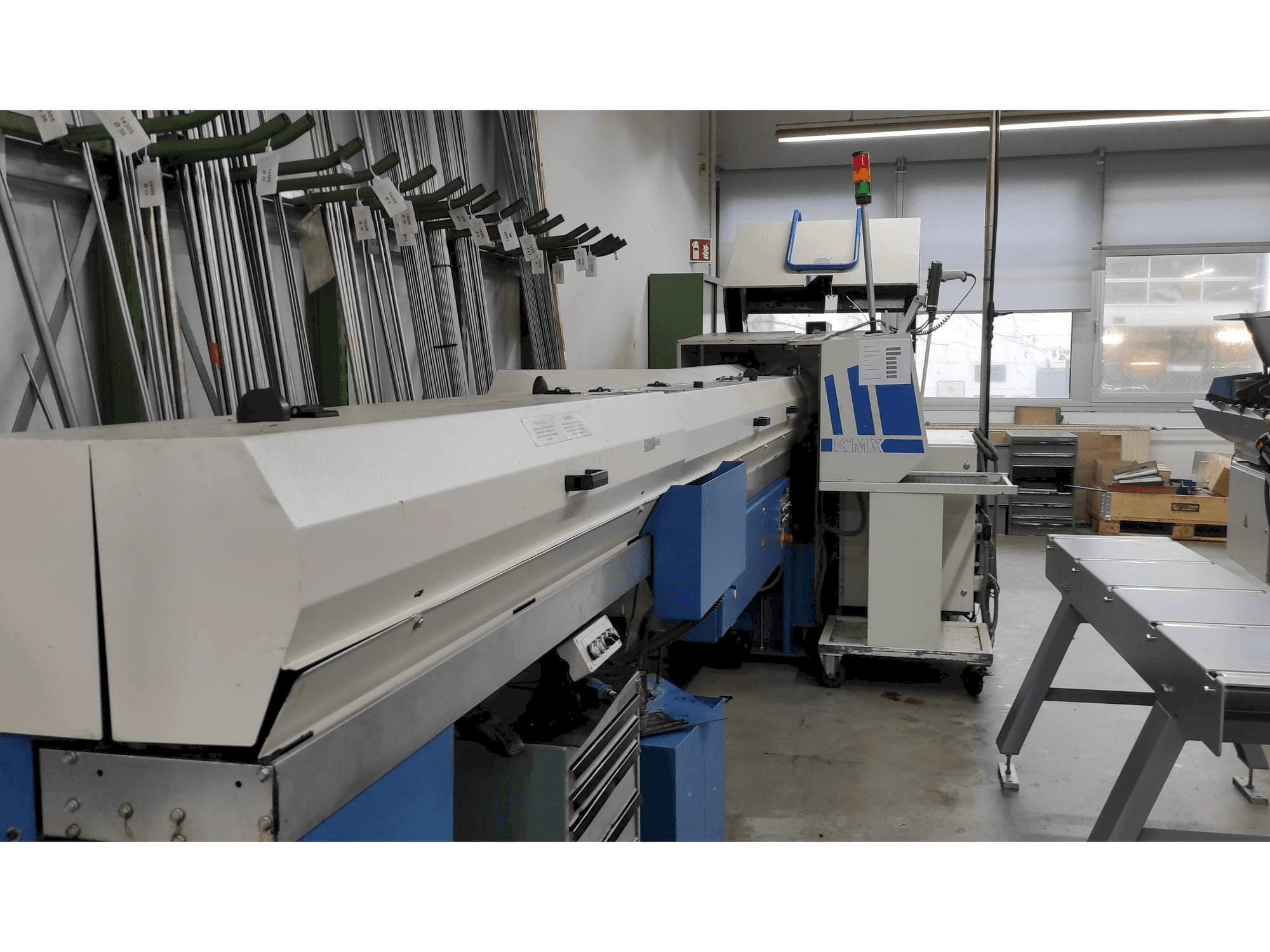 Vista lato sinistro della macchina Manurhin KMX 226 with FMB bar loader