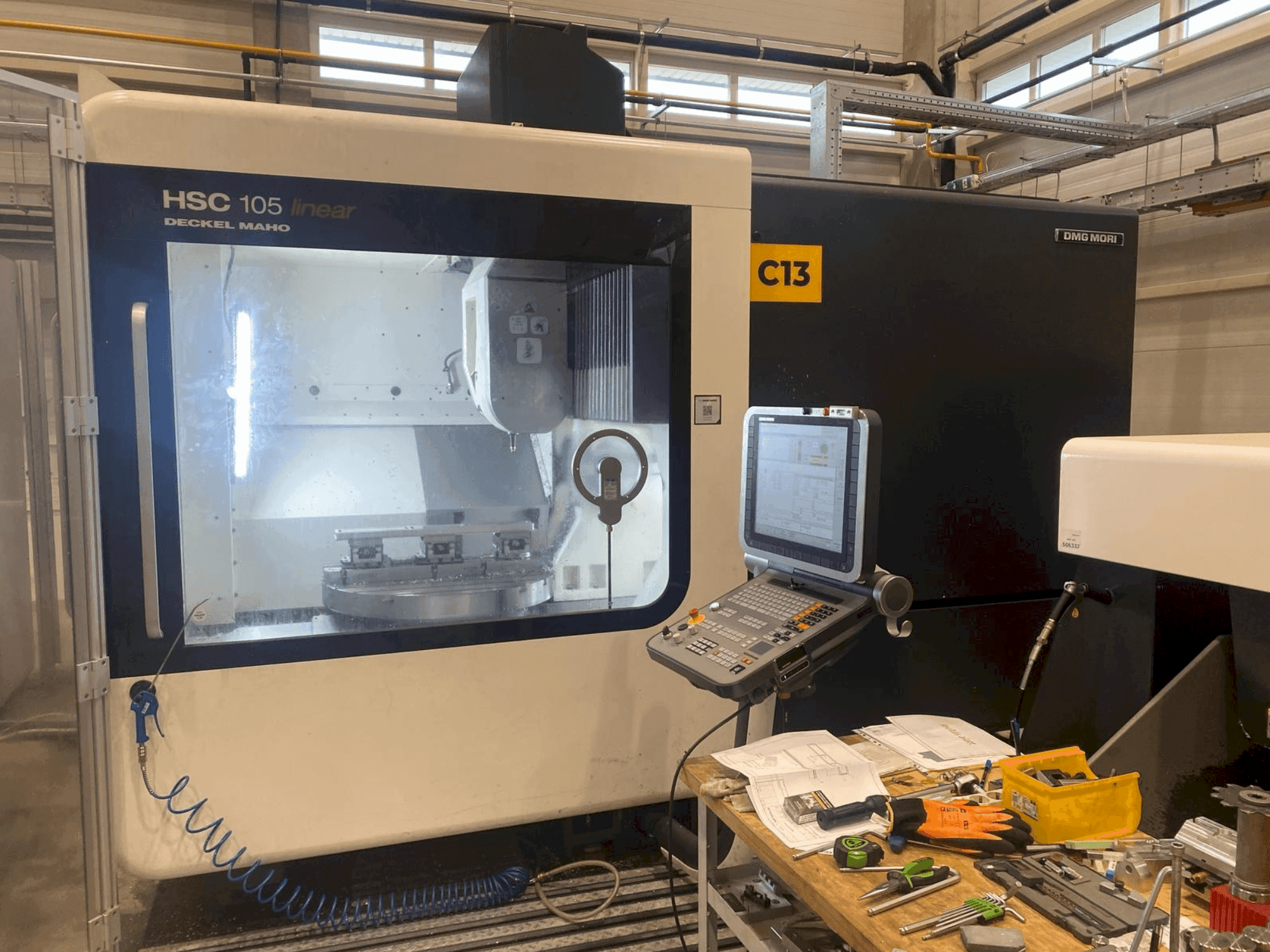 Vista frontale della macchina DMG MORI HSC 105