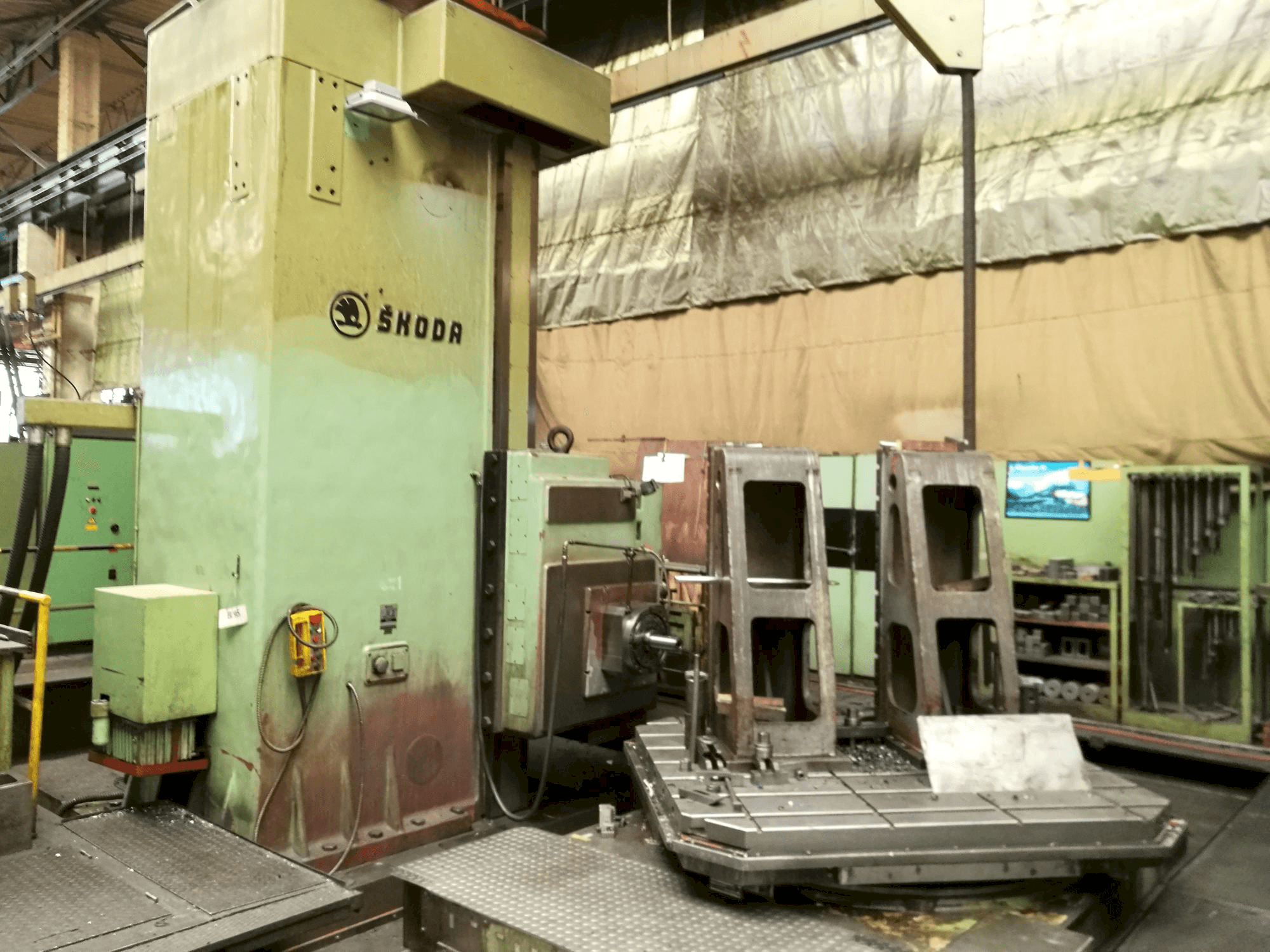 Vista frontale della macchina SKODA WI 130