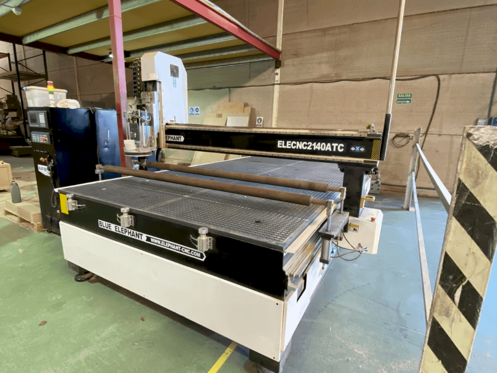 Vista frontale della macchina BLUE ELEPHANT ELECNC 2200x3700