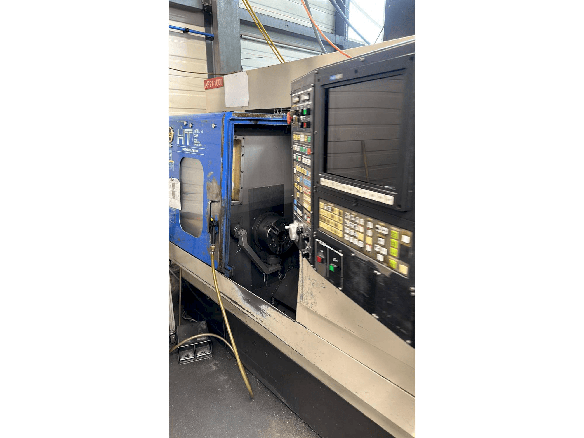 Vista frontale della macchina HITACHI SEIKI HT25 R
