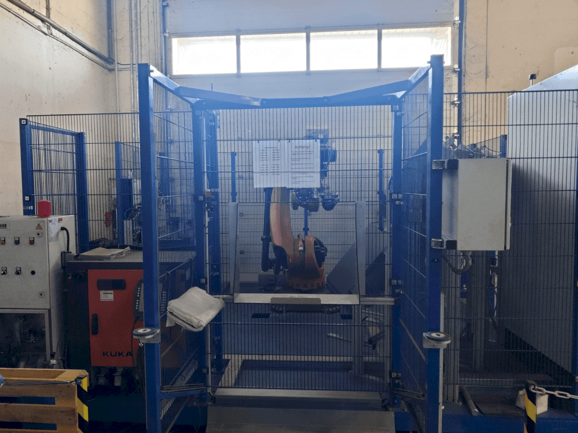 Vista frontale della macchina KUKA KR 120 R 2500 pro