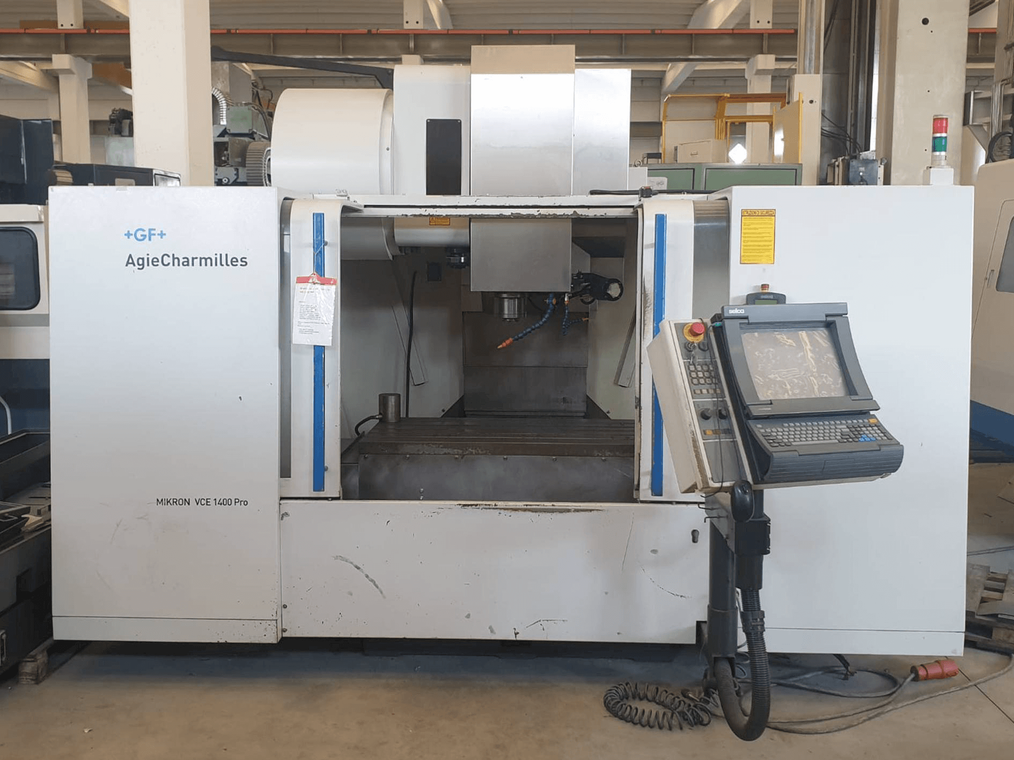 Vista frontale della macchina AgieCharmilles MIKRON VCE 1400 PRO