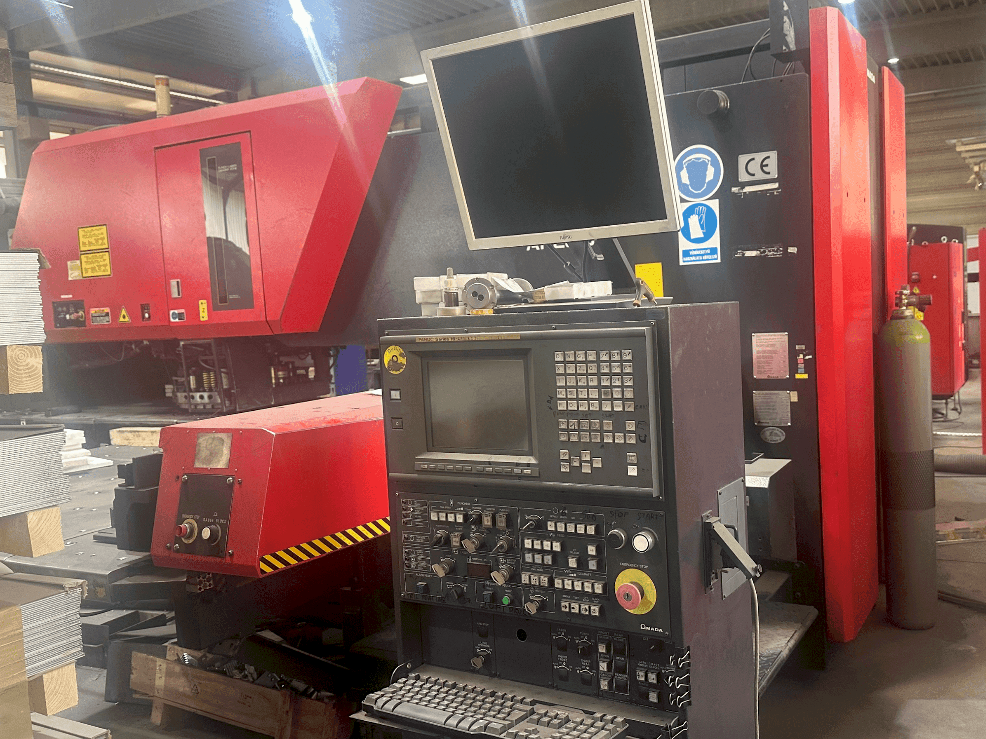 Vista frontale della macchina AMADA Apelio III 2610V