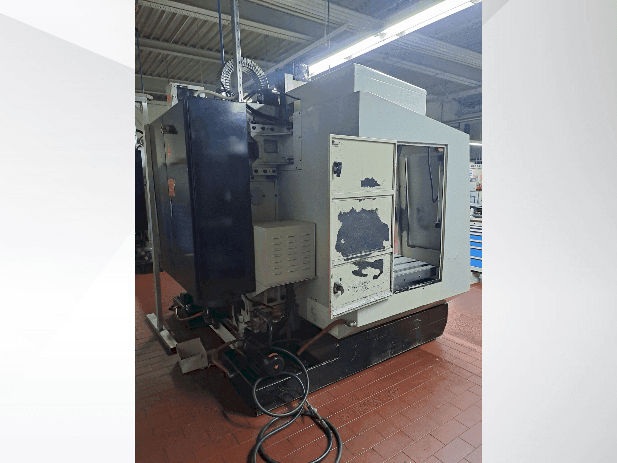 Vista frontale della macchina Hurco VMX40
