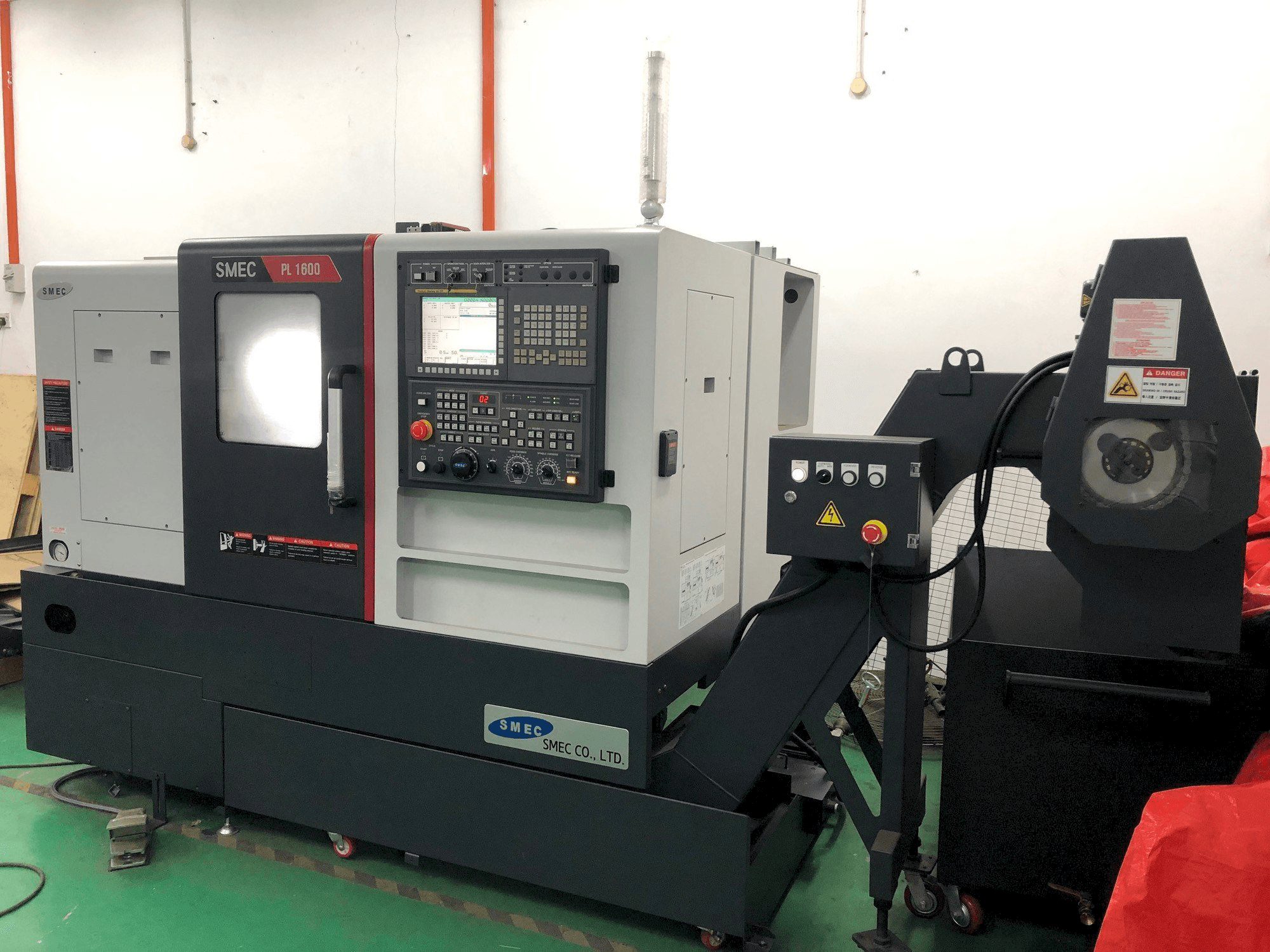 Vista frontale della macchina SMEC PL1600