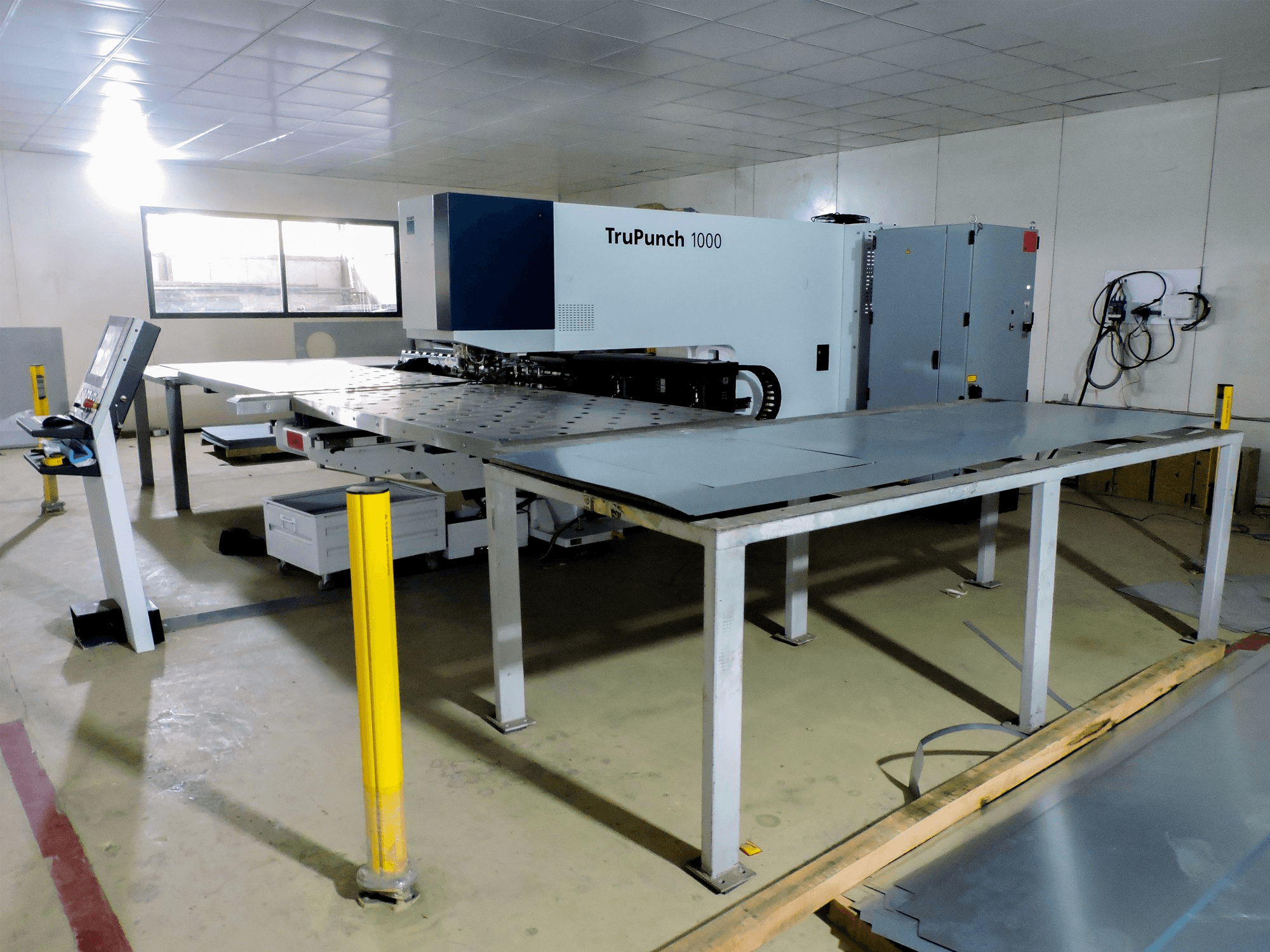 Vista lato destro della macchina Trumpf TruPunch 1000