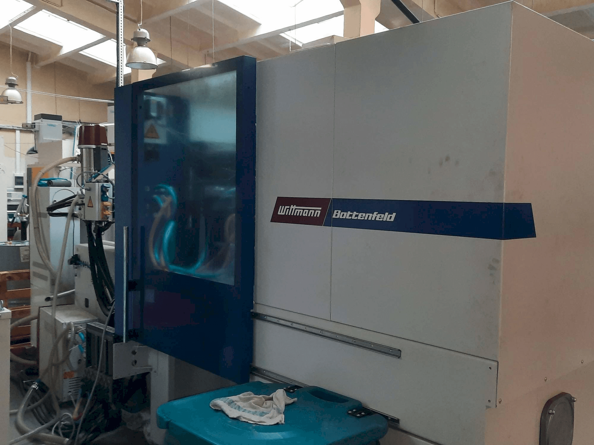 Vista frontale della macchina Battenfeld SmartPower 110/350