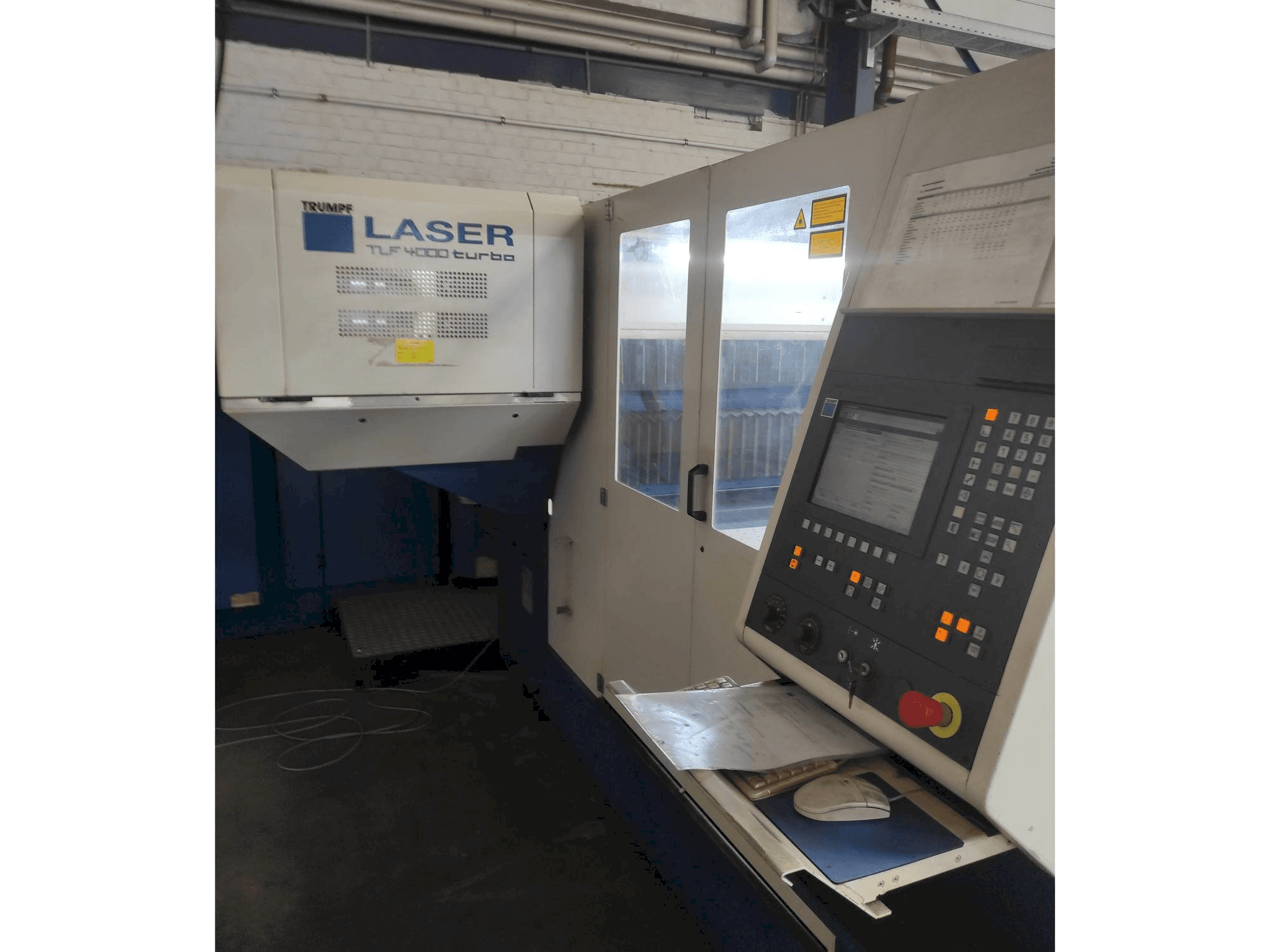 Vista frontale della macchina Trumpf TRUMATIC L 3030