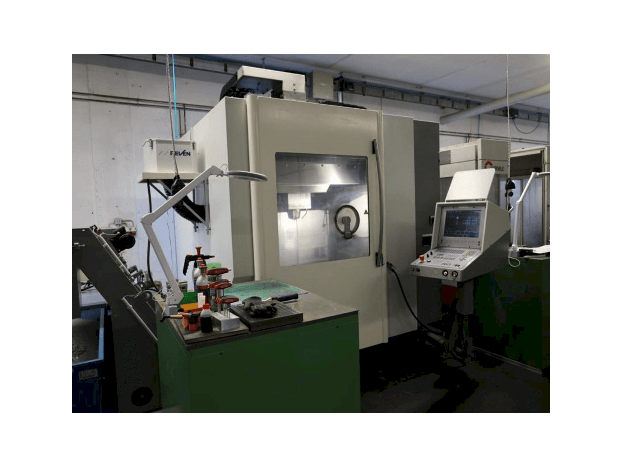 Vista frontale della macchina DMG DMC65V