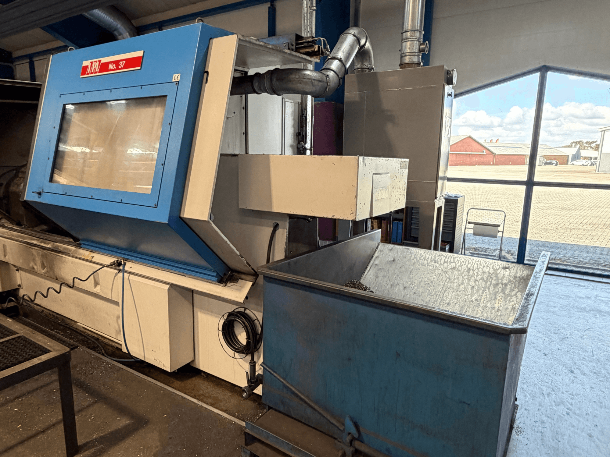 Tornio orizzontale BOEHRINGER VDF 315 CM, vista frontale con pannello blu e contenitore per la raccolta degli scarti.