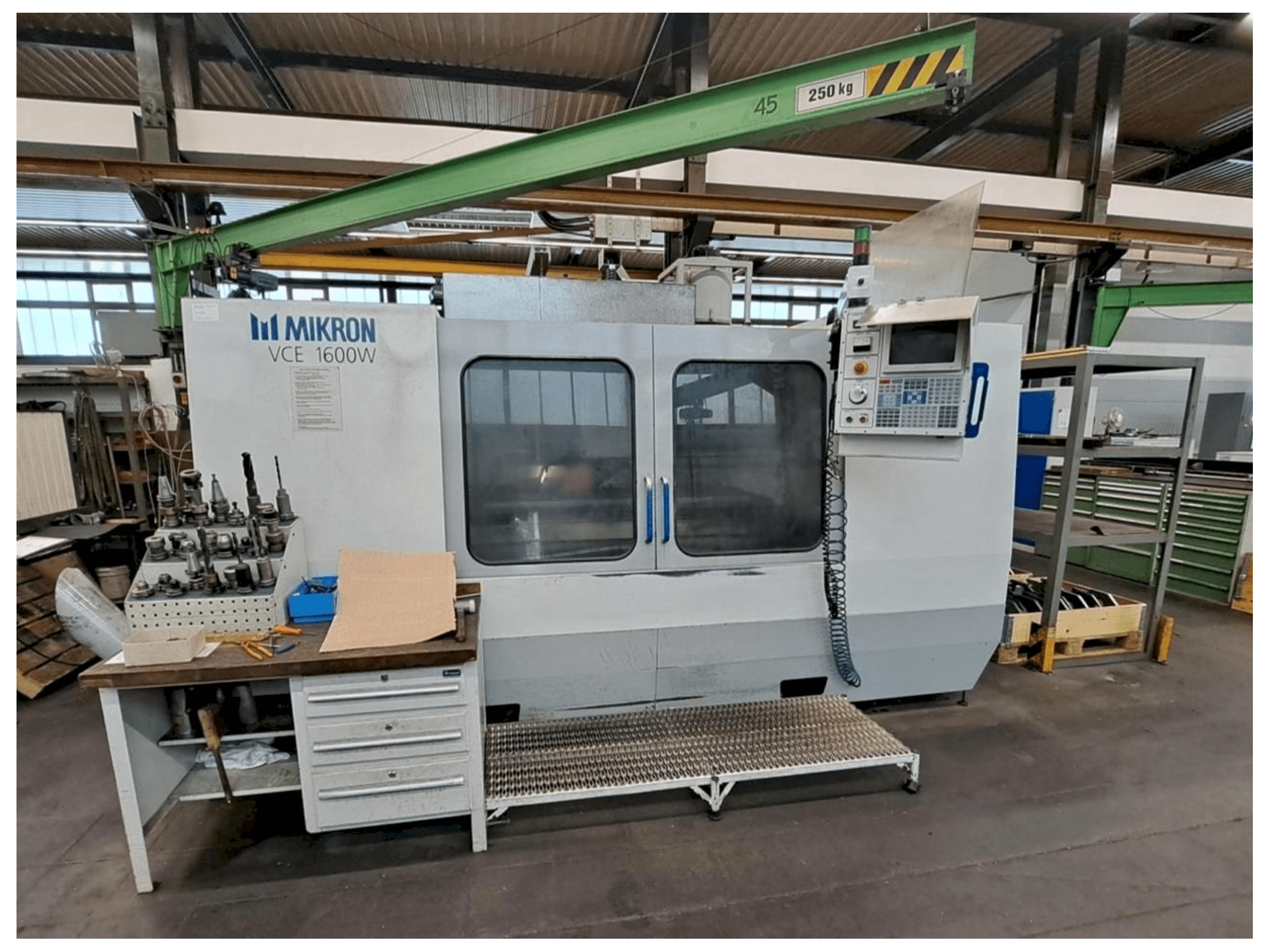 Vista frontale della macchina HAAS MIKRON VCE 1600W