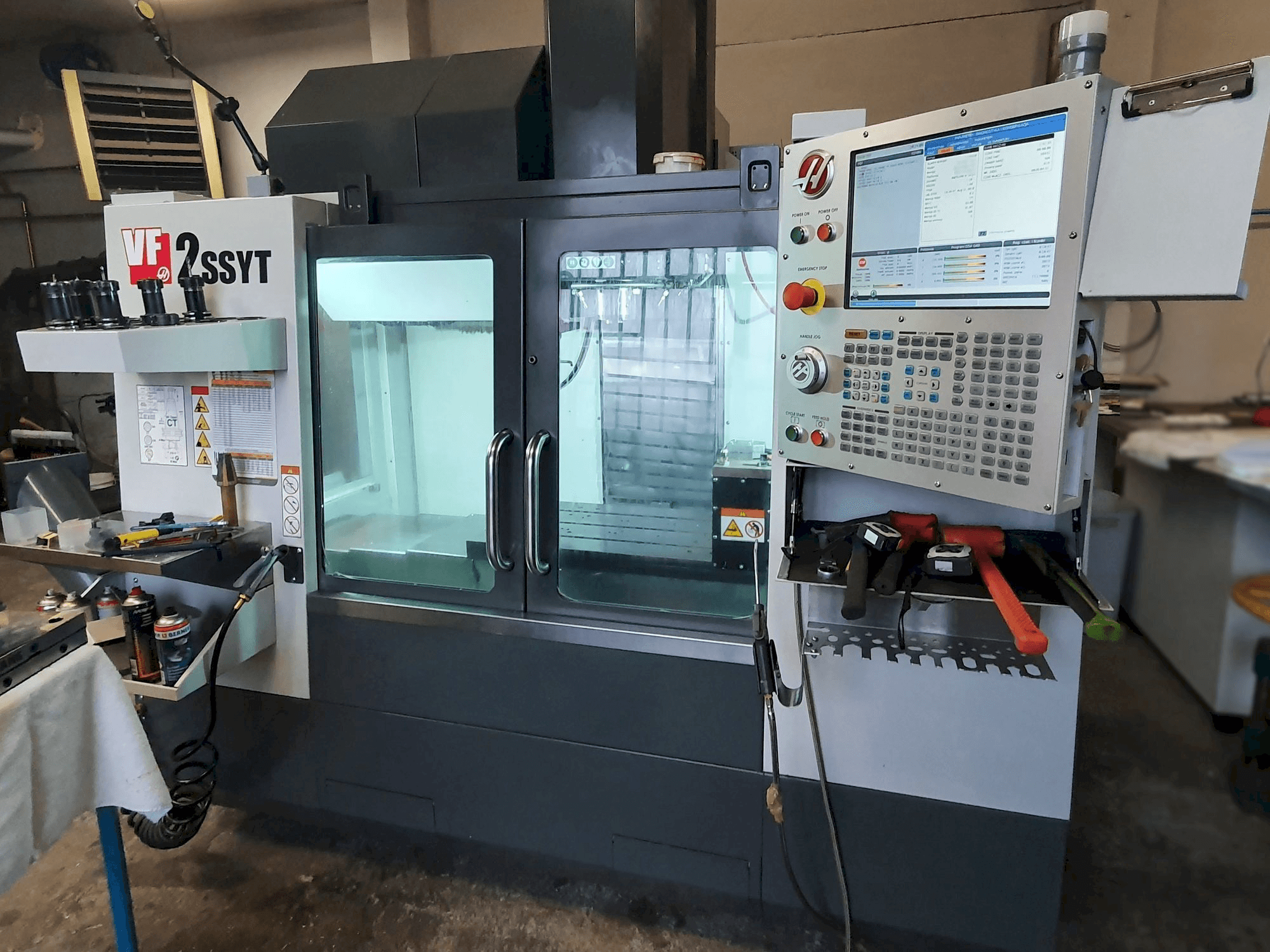 Vista frontale della macchina HAAS VF-2SSYT