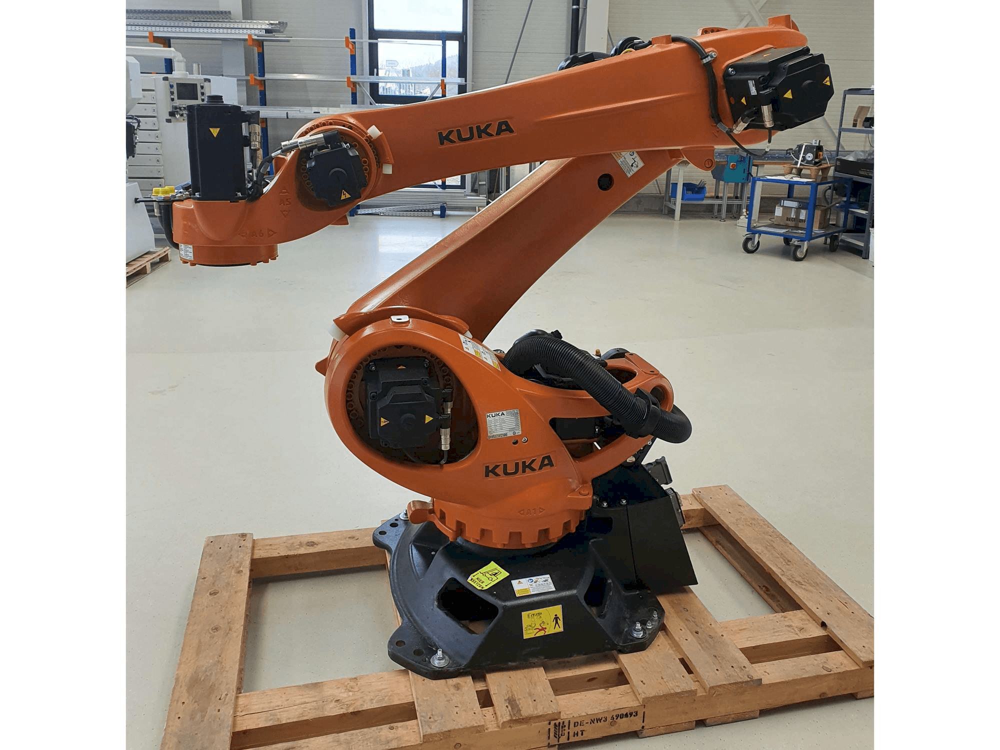 Vista frontale della macchina KUKA KR180 R3200PA