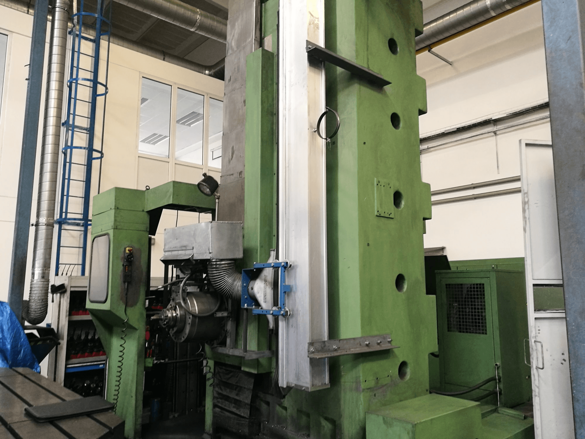 Vista frontale della macchina TOS WHN 130