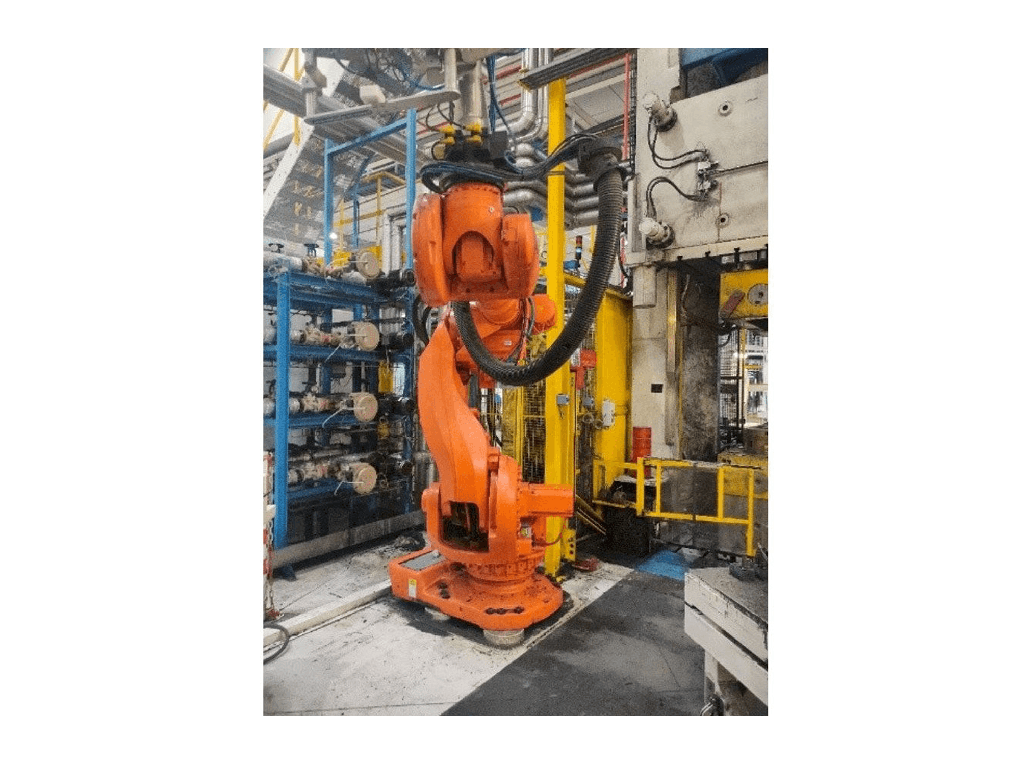 Vista frontale della macchina ABB IRC5 M2004