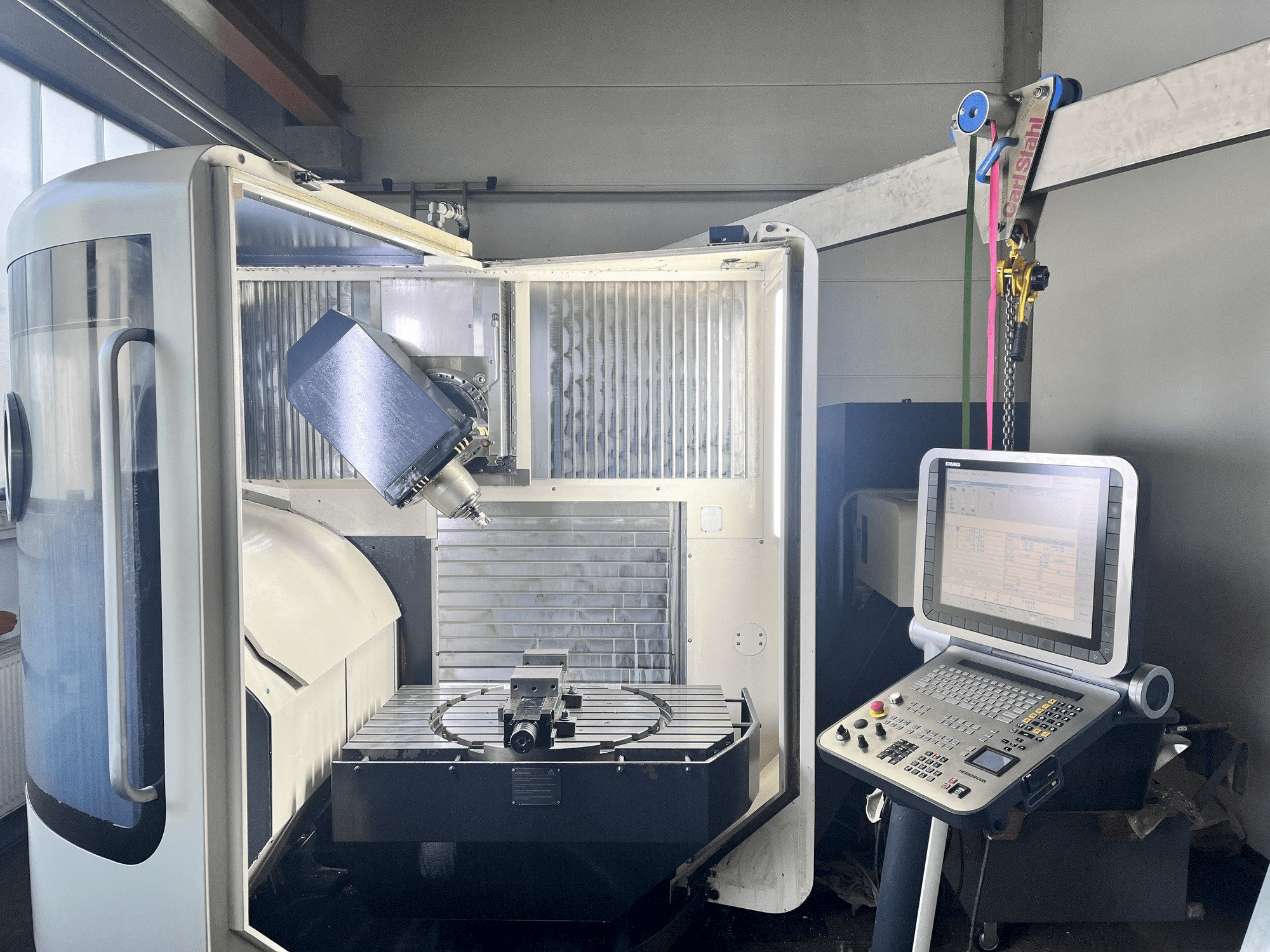 Vista frontale della macchina DMG MORI DMU 60 monoBLOCK