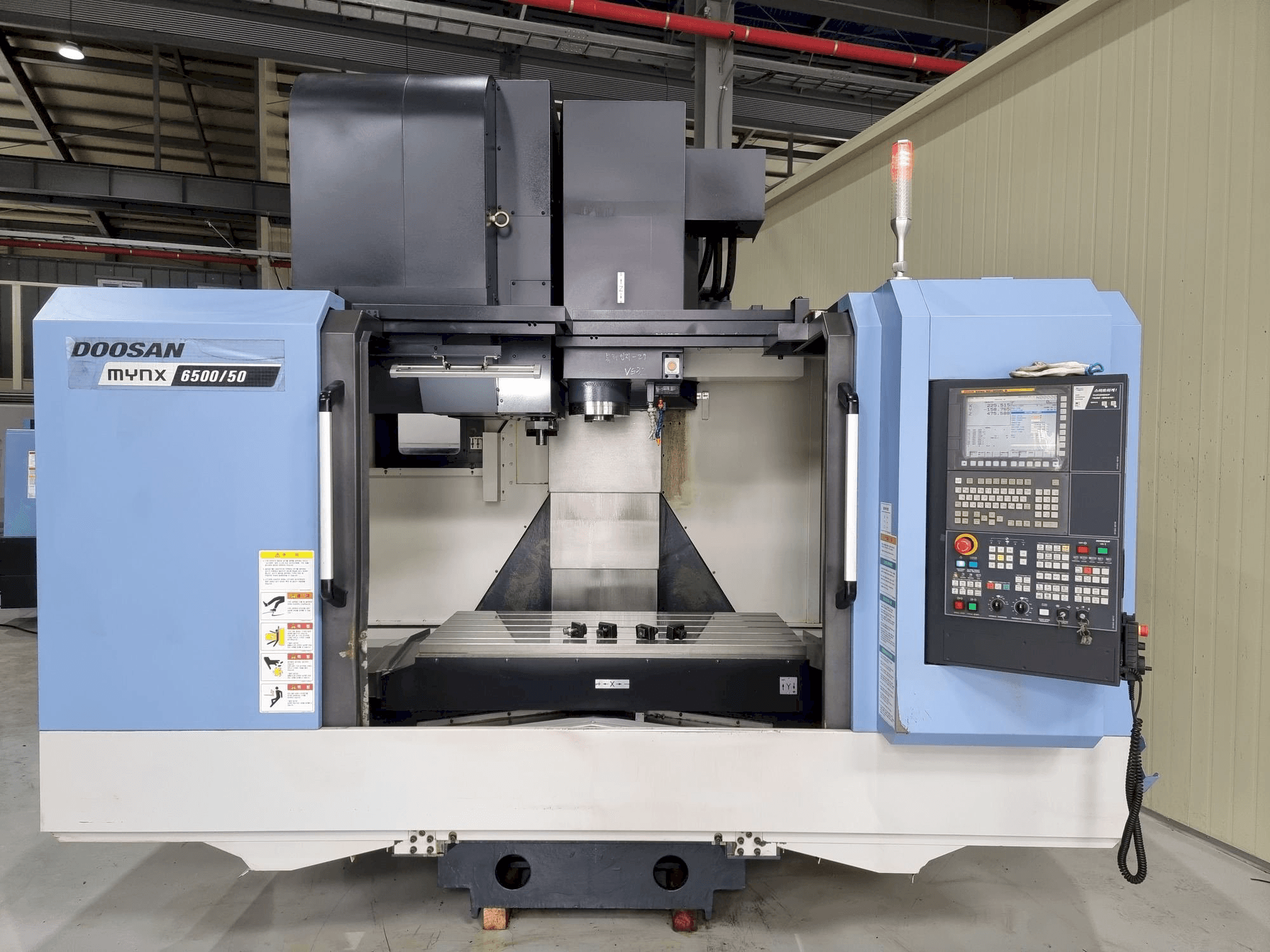 Vista frontale della macchina Doosan MYNX 6500/50