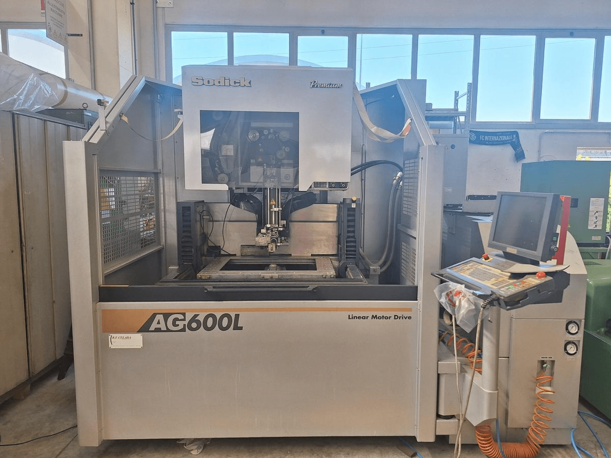 Macchina per elettroerosione a filo Sodick AG 600 L vista frontale, dotata di pannello di controllo e azionamento a motore lineare.