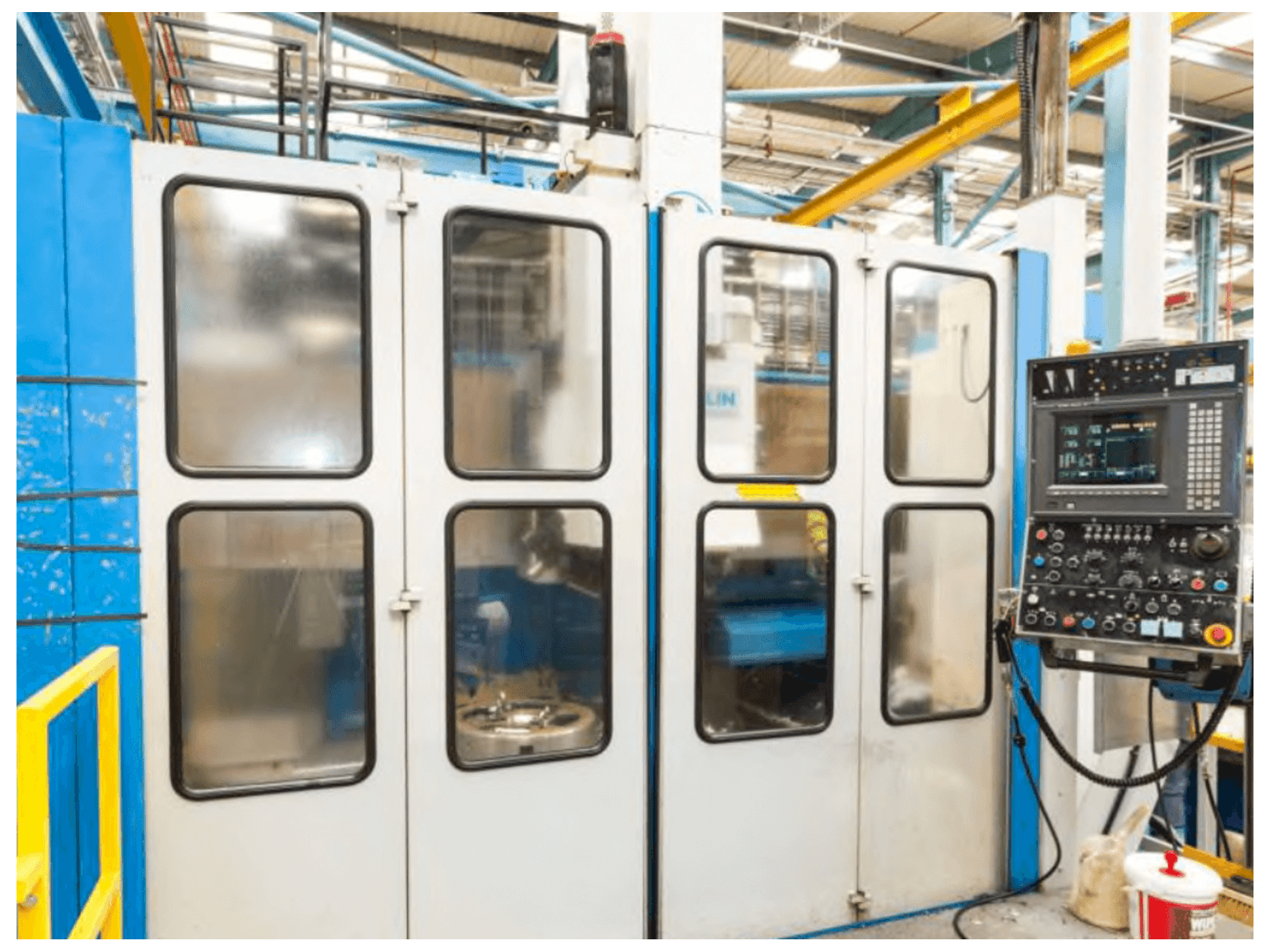 Vista frontale della macchina TOS SKIQ 20 CNC