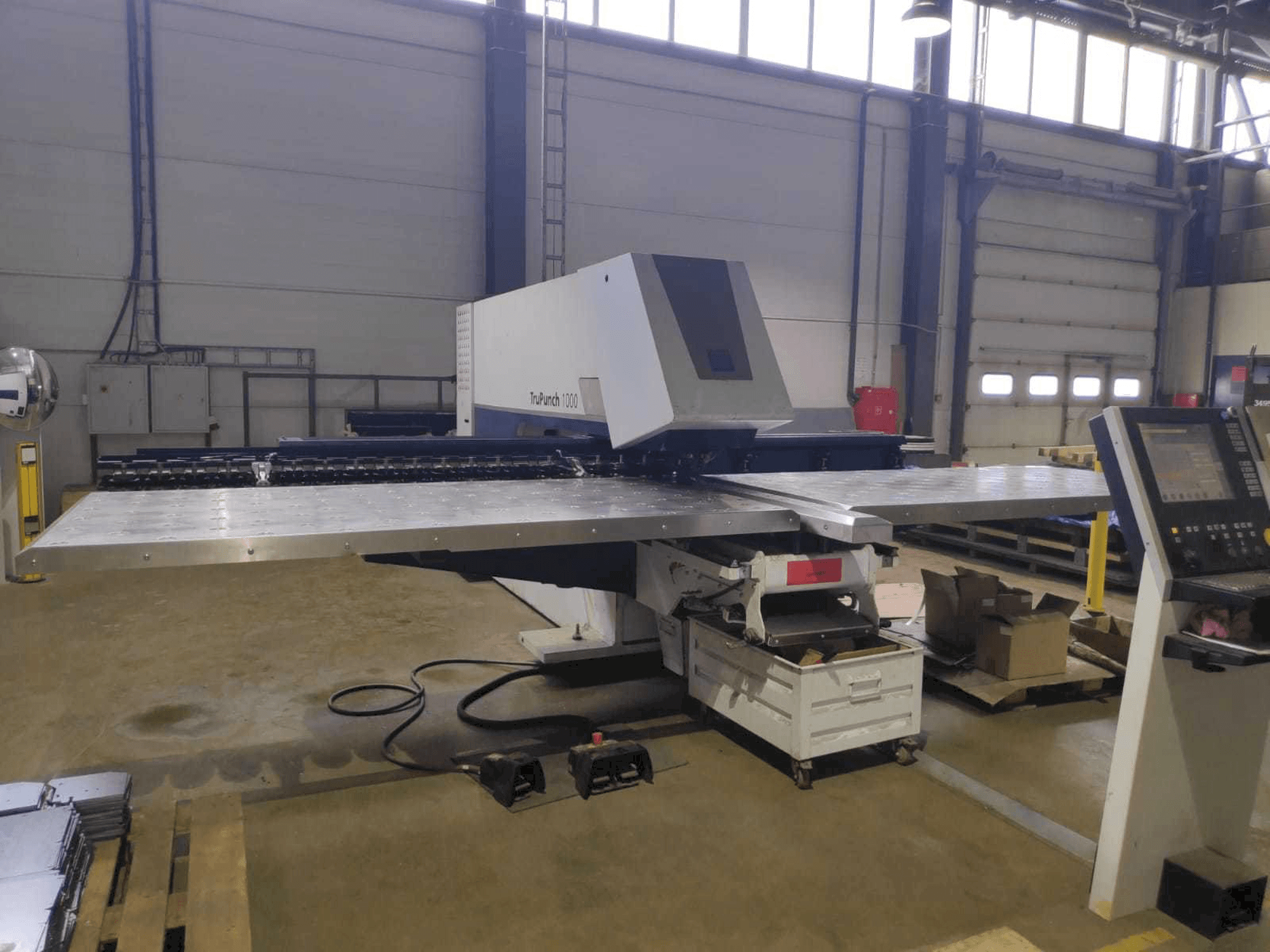 Vista frontale della macchina Trumpf TruPunch 1000