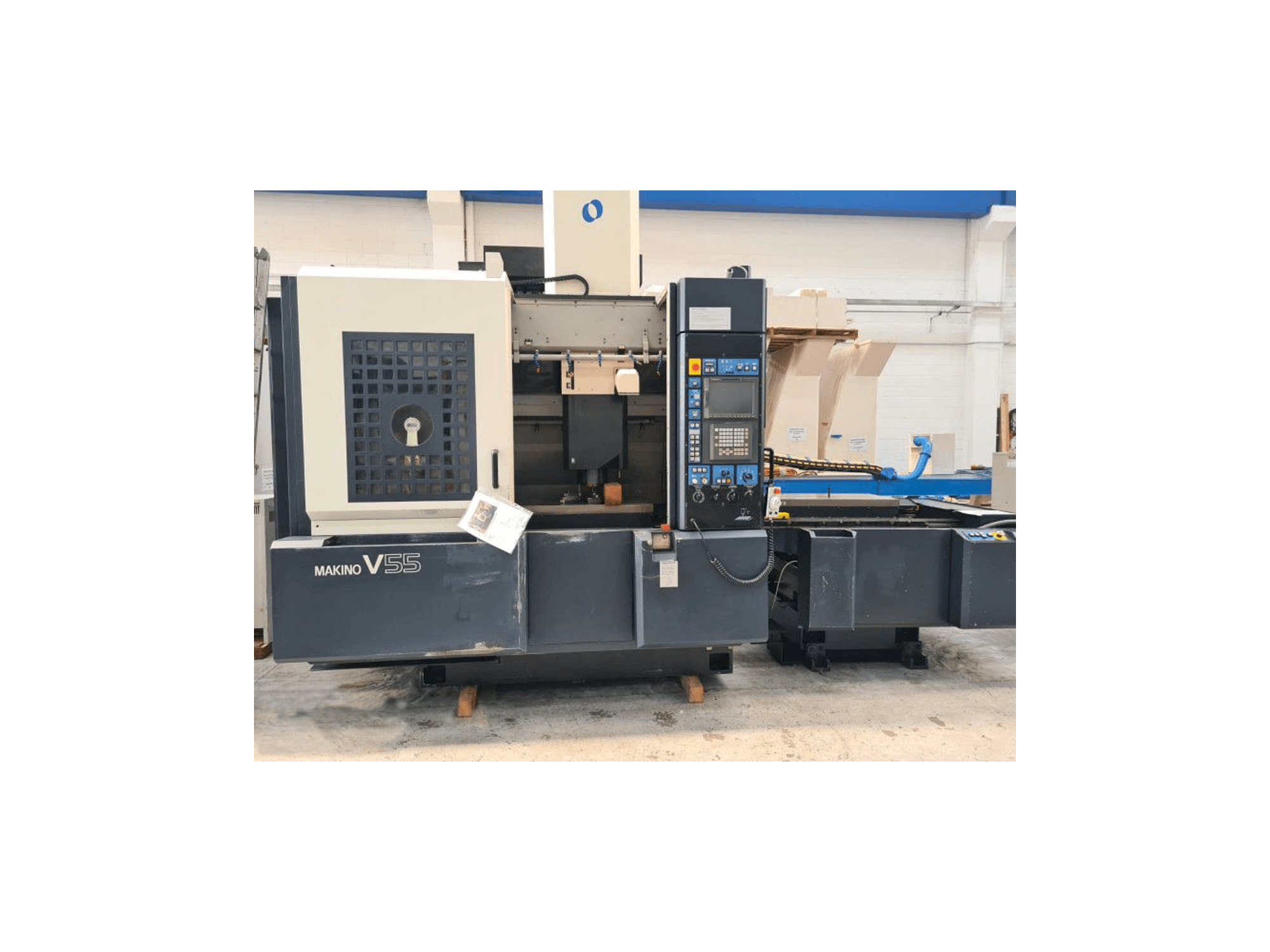 Vista frontale della macchina Makino V55