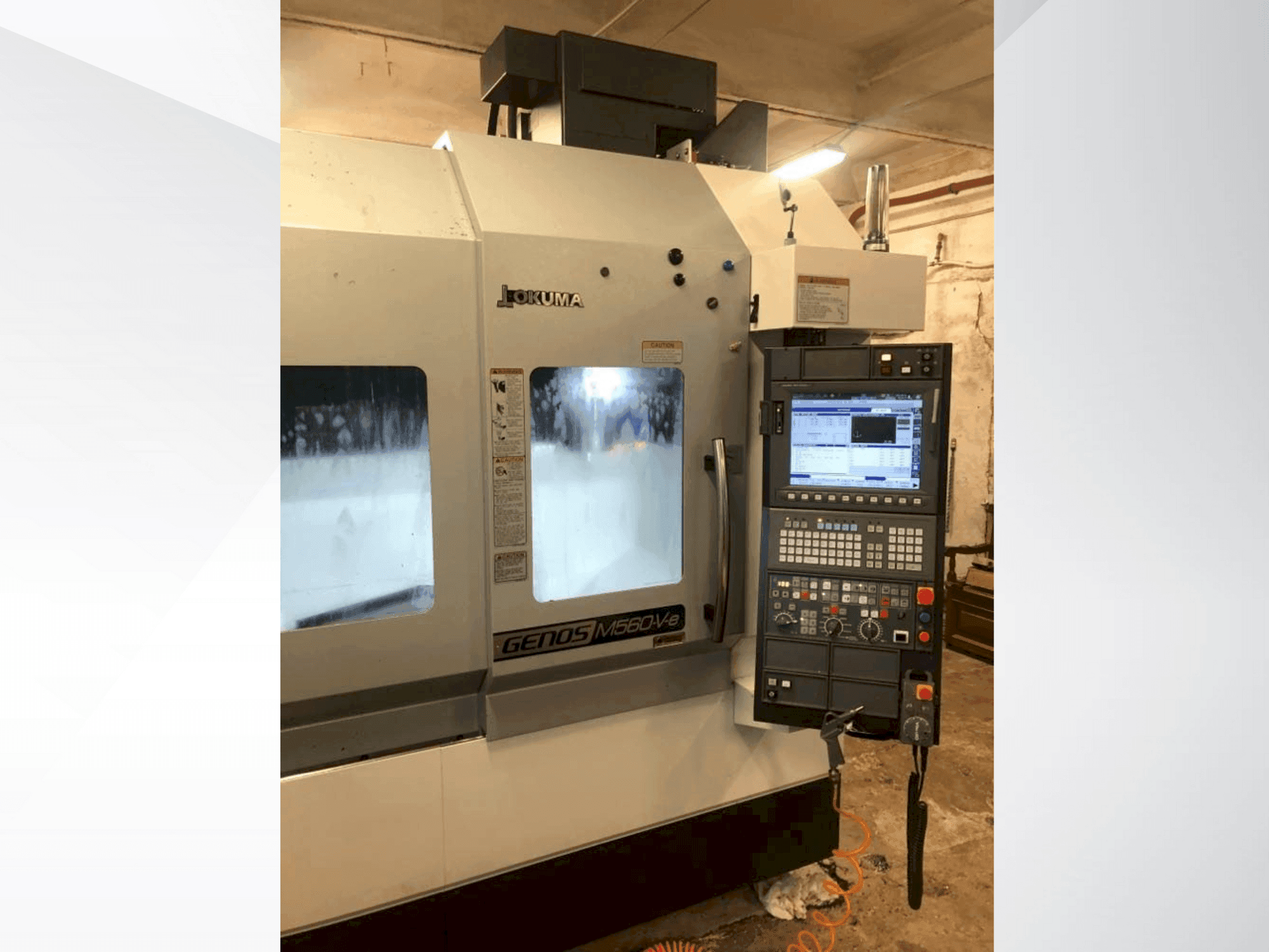 Vista frontale della macchina Okuma GENOS M560-V-e