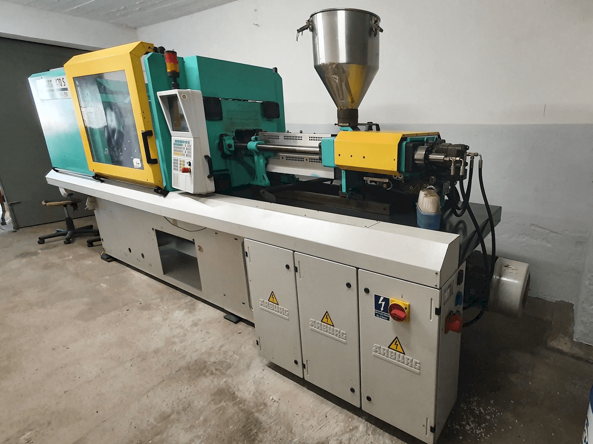 Vista frontale della macchina Arburg 470s ALLROUNDER 1300-350