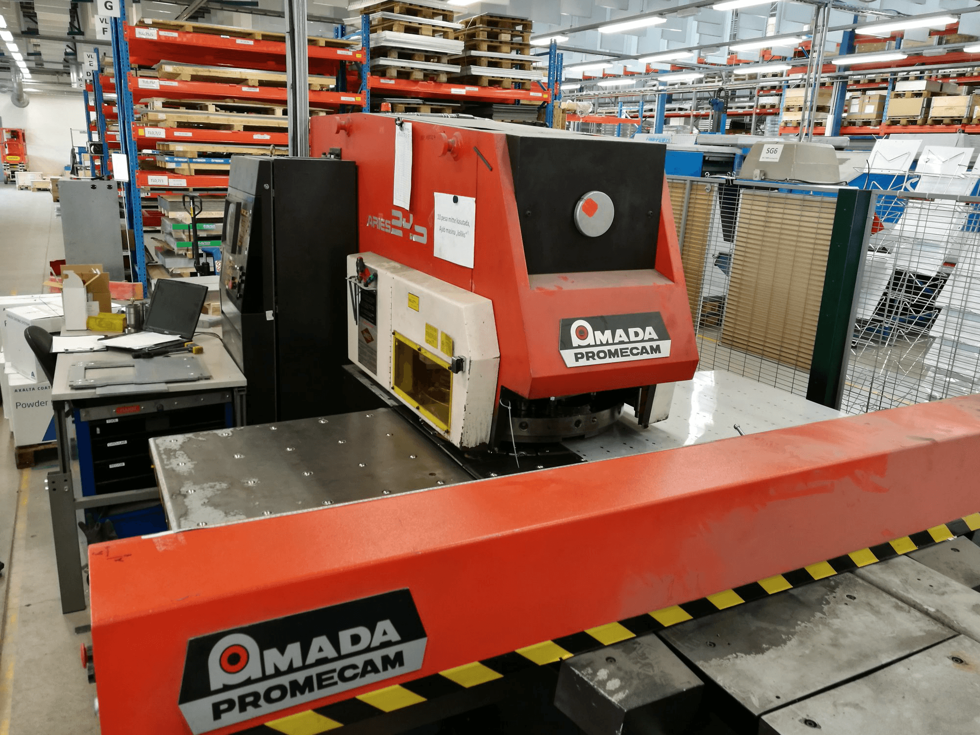 Vista frontale della macchina AMADA ARIES 245