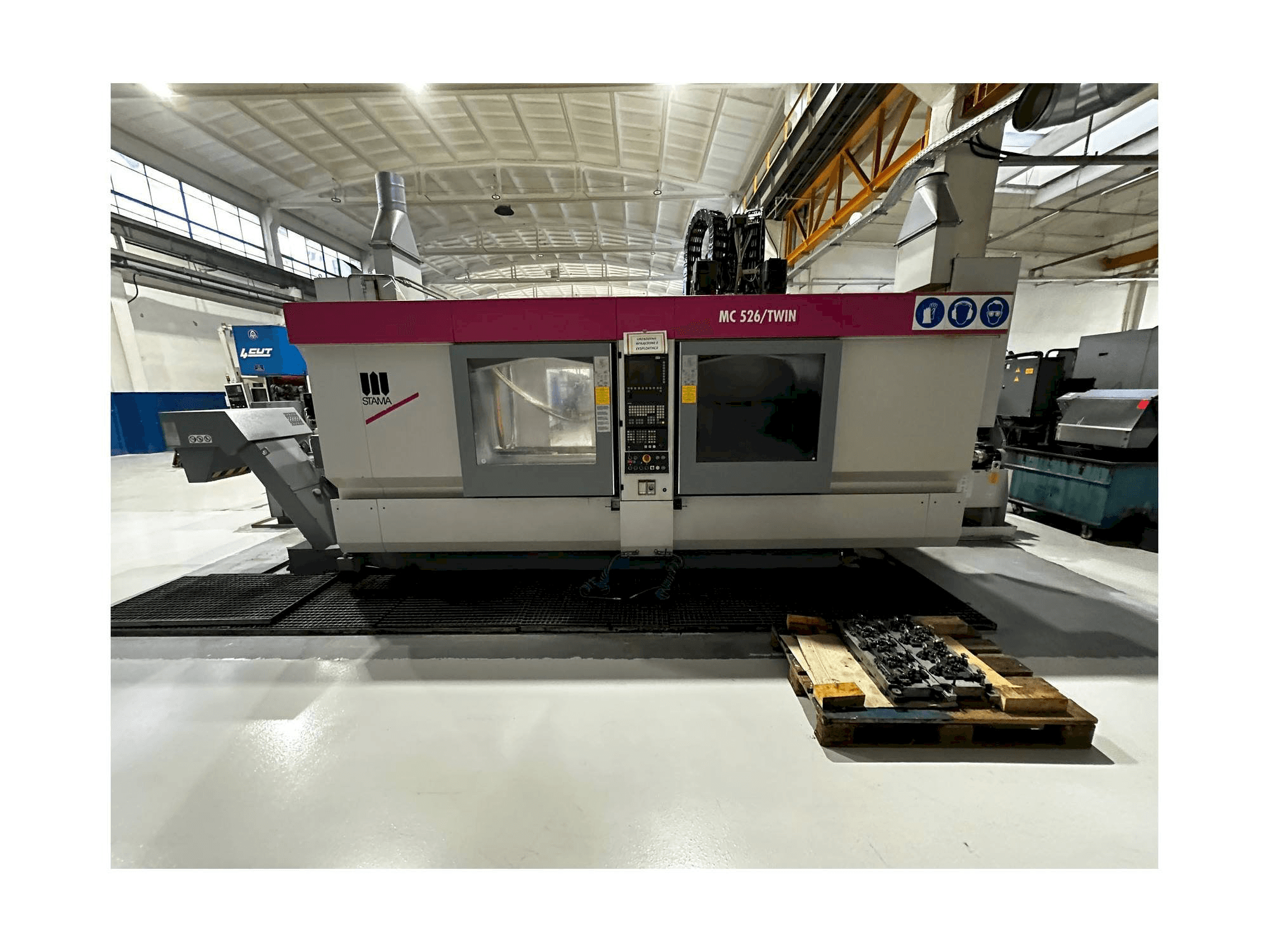 Vista frontale della macchina STAMA MC 526 / TWIN