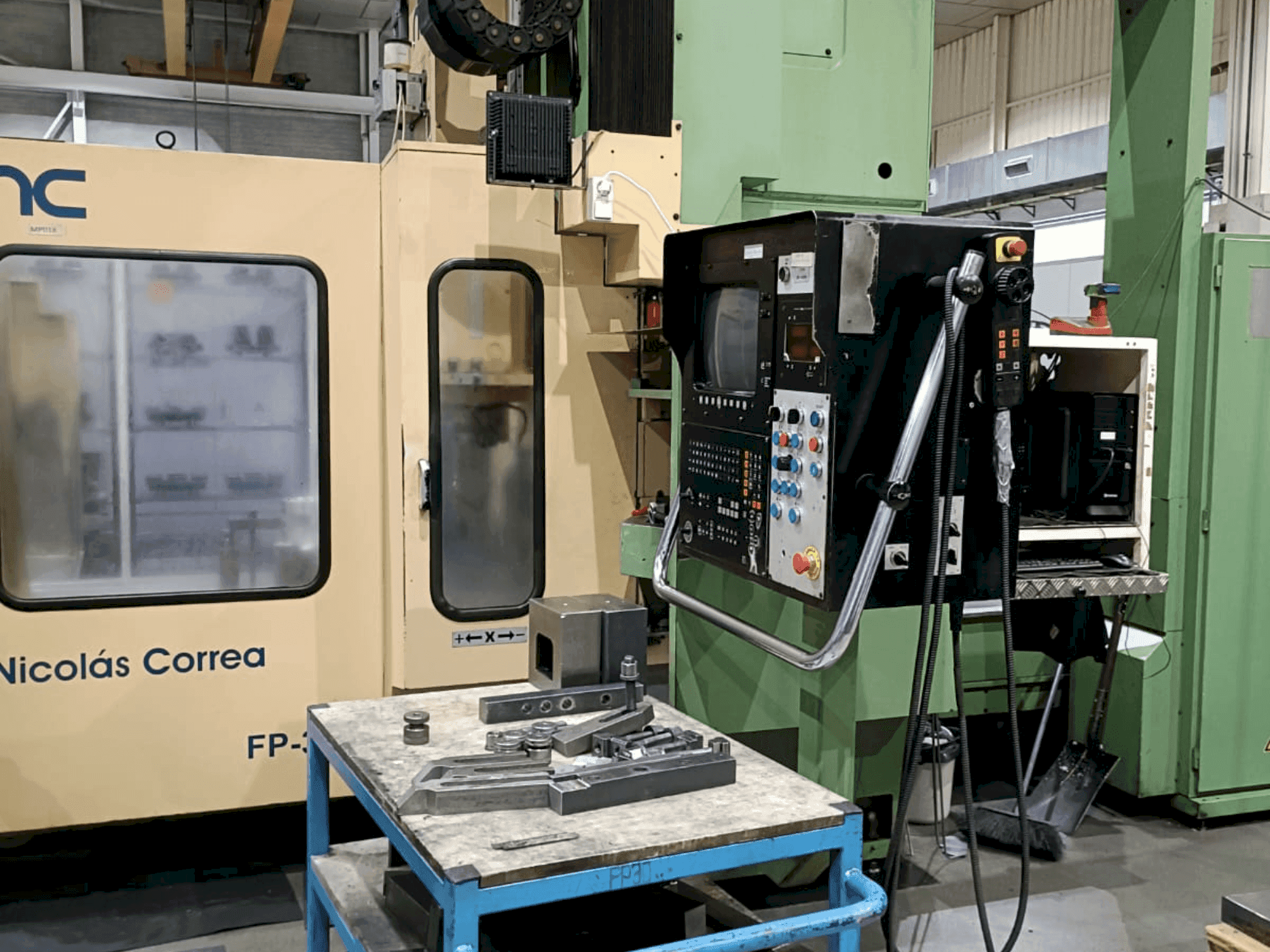 Vista frontale della macchina Correa FP30