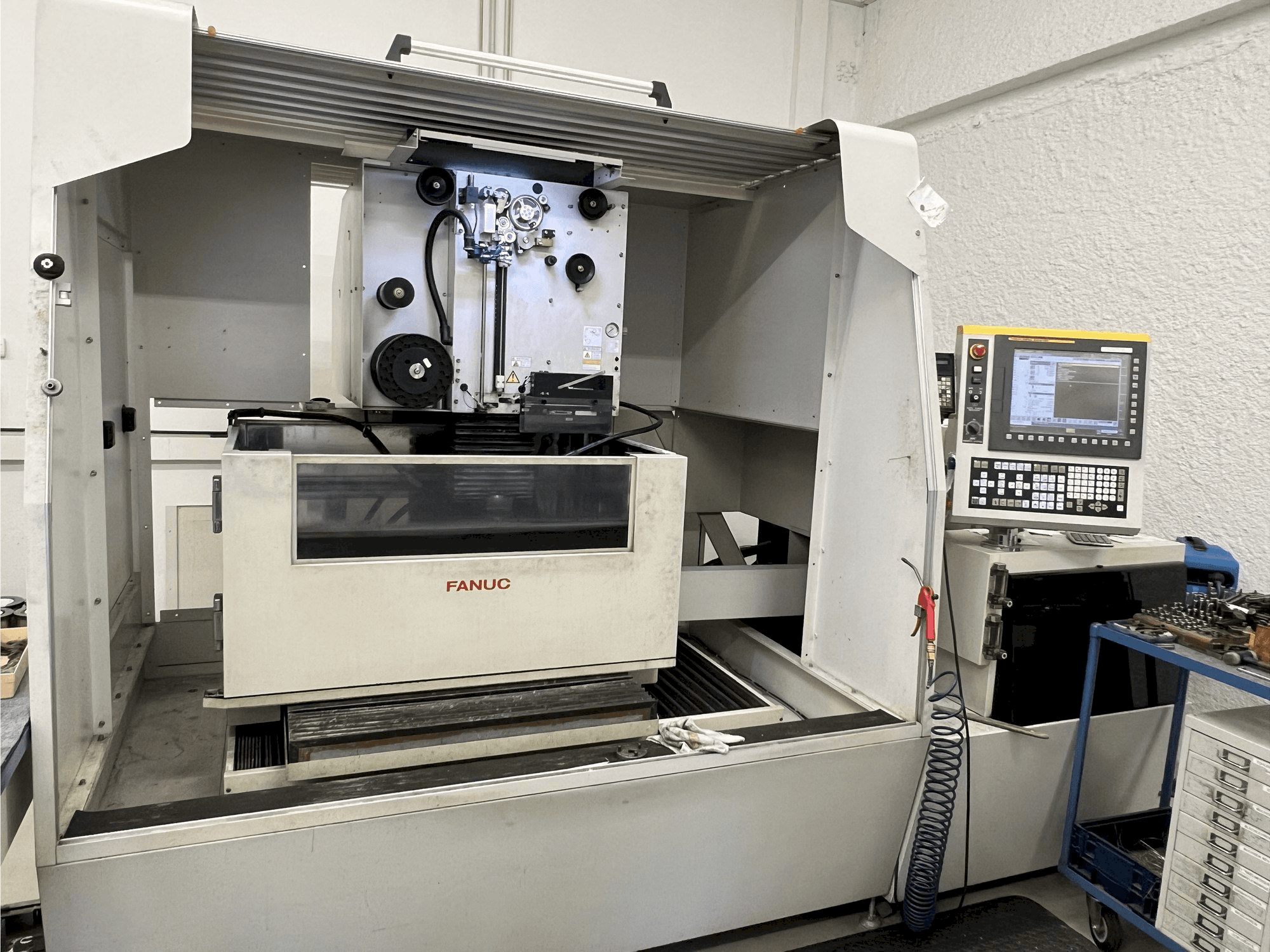 Vista frontale della macchina FANUC Robocut Alpha 1-iD