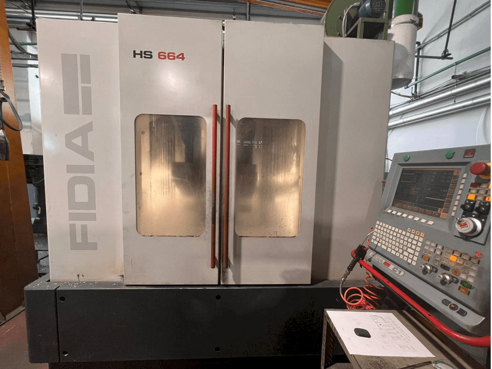 Vista frontale della macchina Fidia HS 664