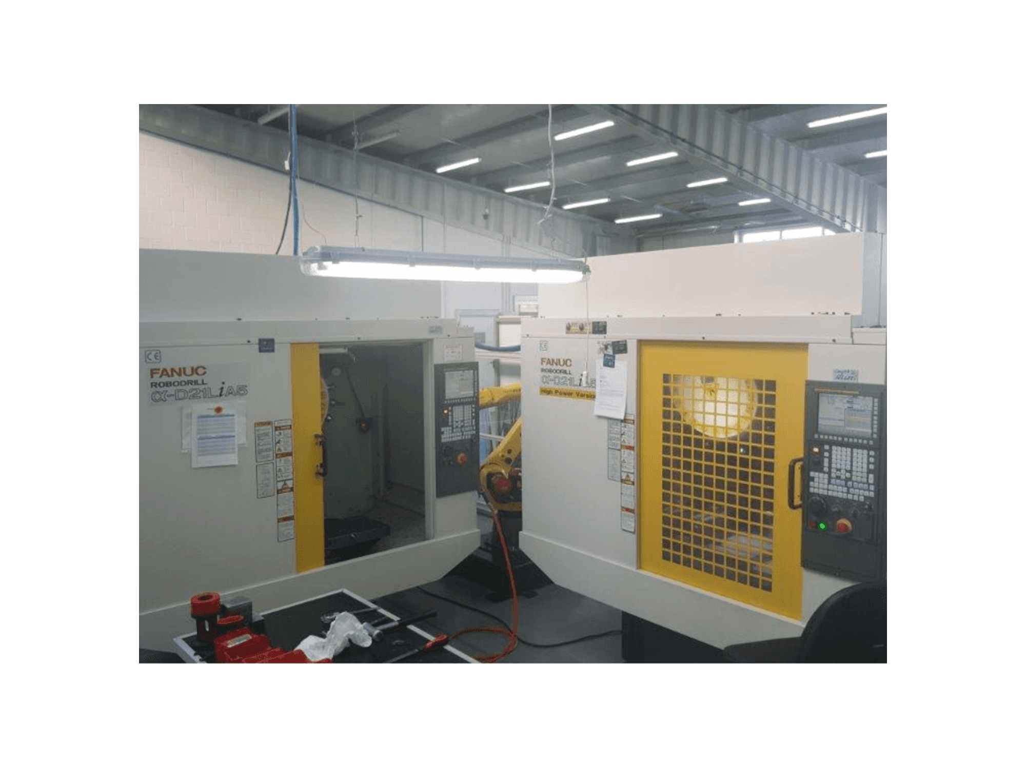 Vista frontale della macchina FANUC RoboDrills D21LiA5 + M20iA/M35