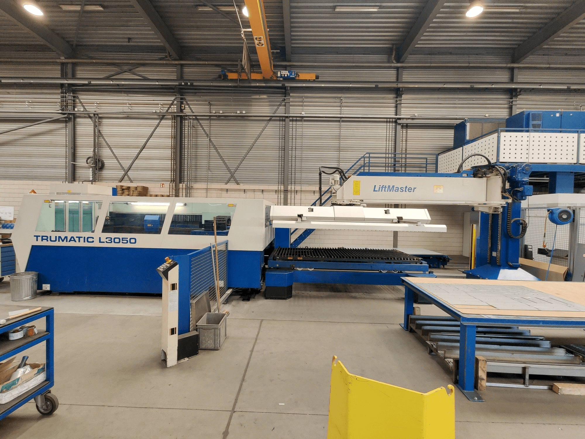 Vista frontale della macchina Trumpf Trumatic L3050 + Liftmaster
