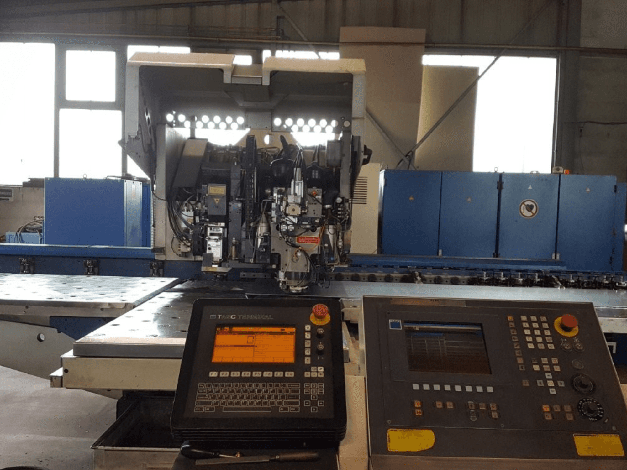 TRUMPF Trumatic 600L Punch-Laser Combo, vista frontale, che mostra il pannello di controllo e i dettagli della macchina in un'officina.