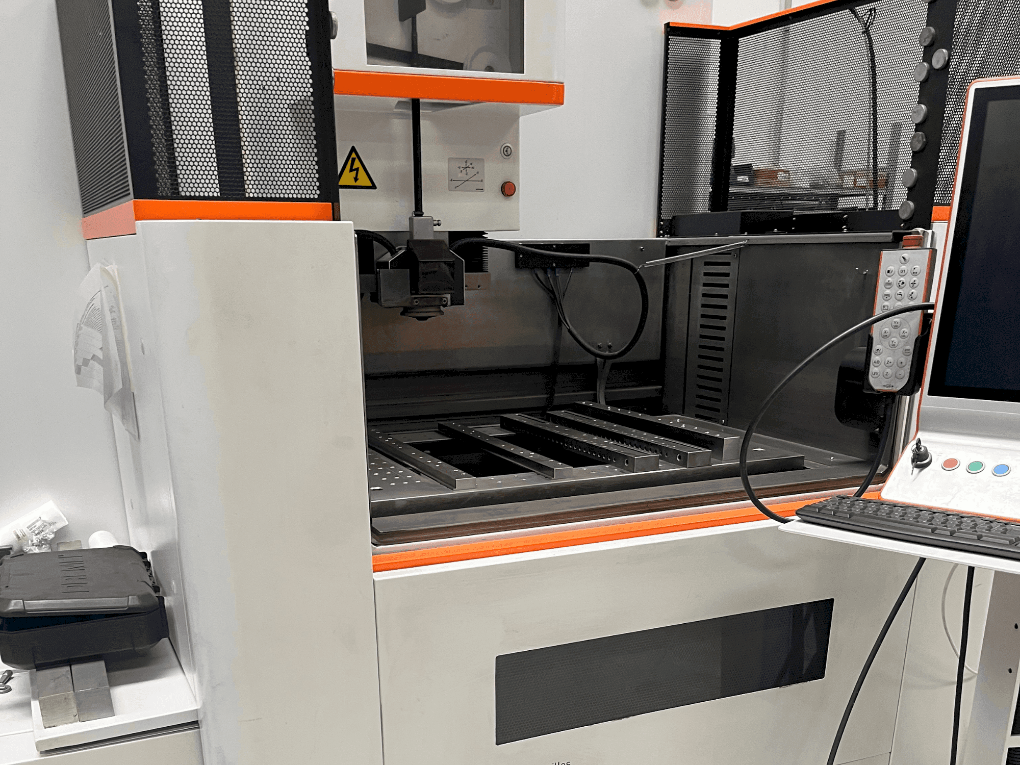 Vista frontale della macchina AgieCharmilles CUT E 600