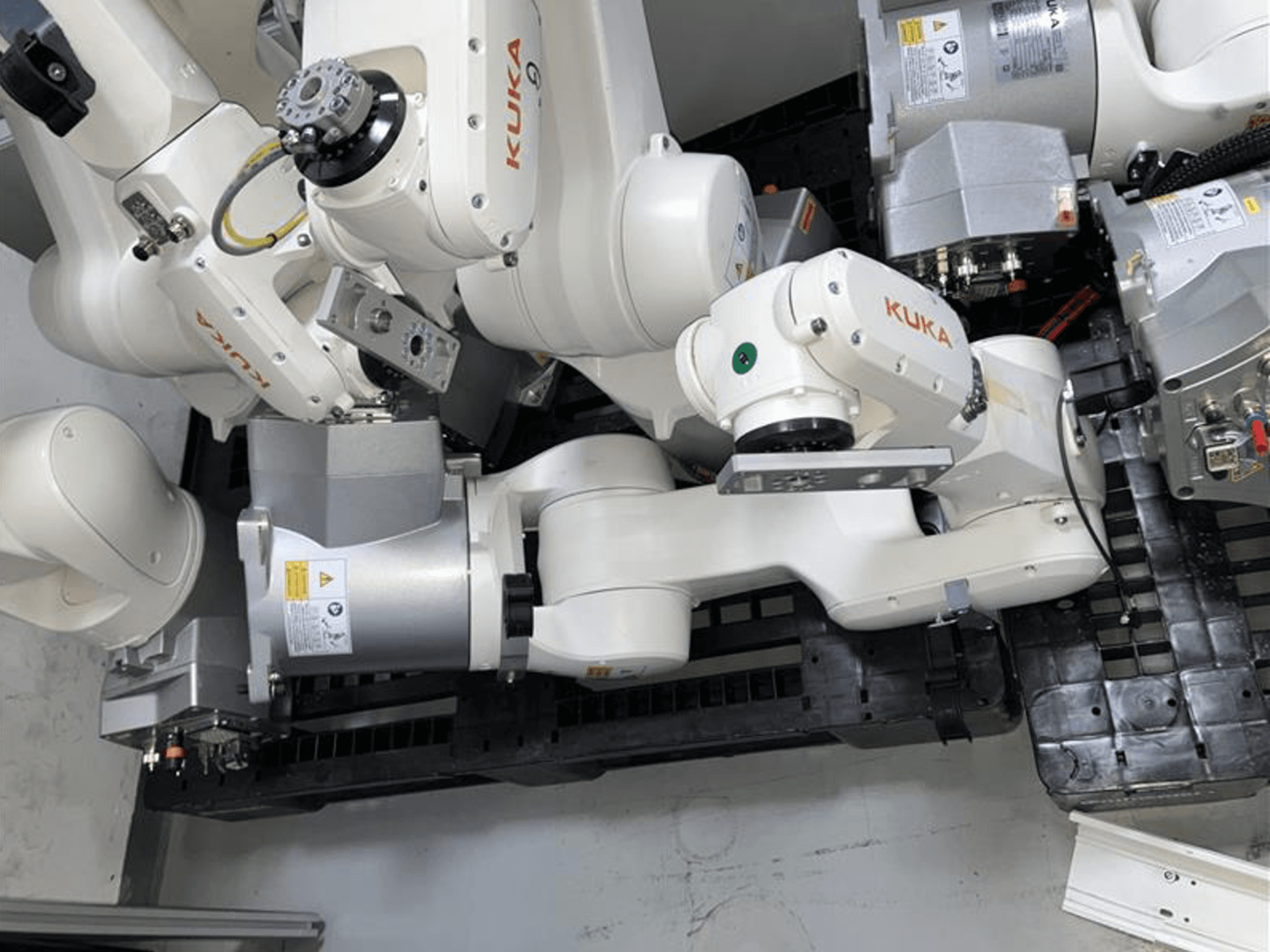 Braccio robotico KUKA KR 10 R900-2 visto dall'alto, che mostra i giunti articolati e i motori di azionamento in un ambiente industriale.