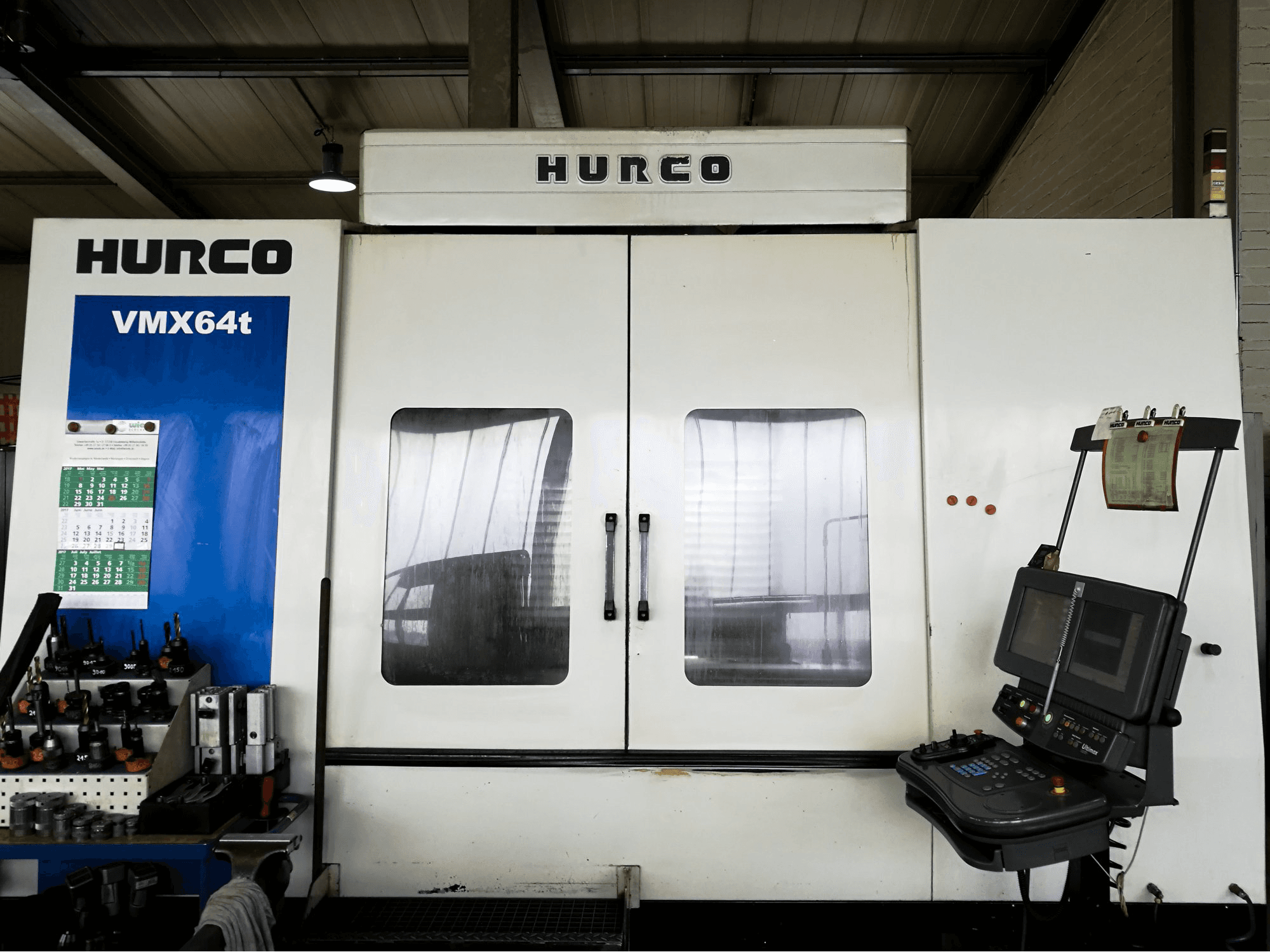 Vista frontale della macchina Hurco VMX64/40T