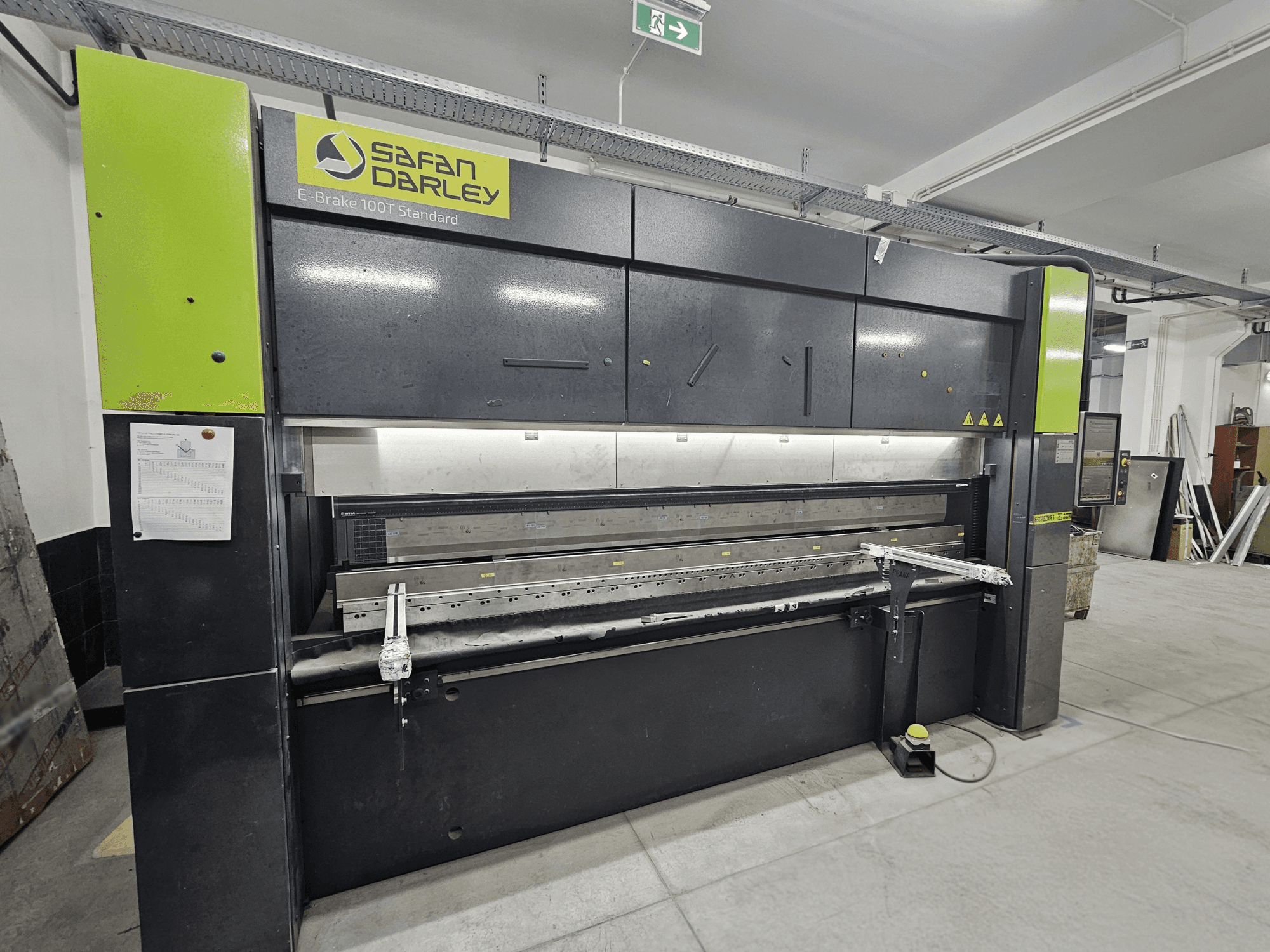 SafanDarley E-Brake 100T Standard, vista frontale; piegatrice idraulica con pannello di controllo, pedale e funzioni di sicurezza.