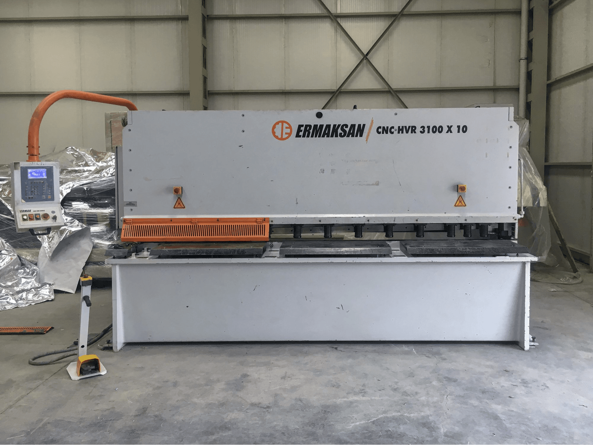 Vista frontale della macchina ERMAKSAN CNC HVR 3100x10