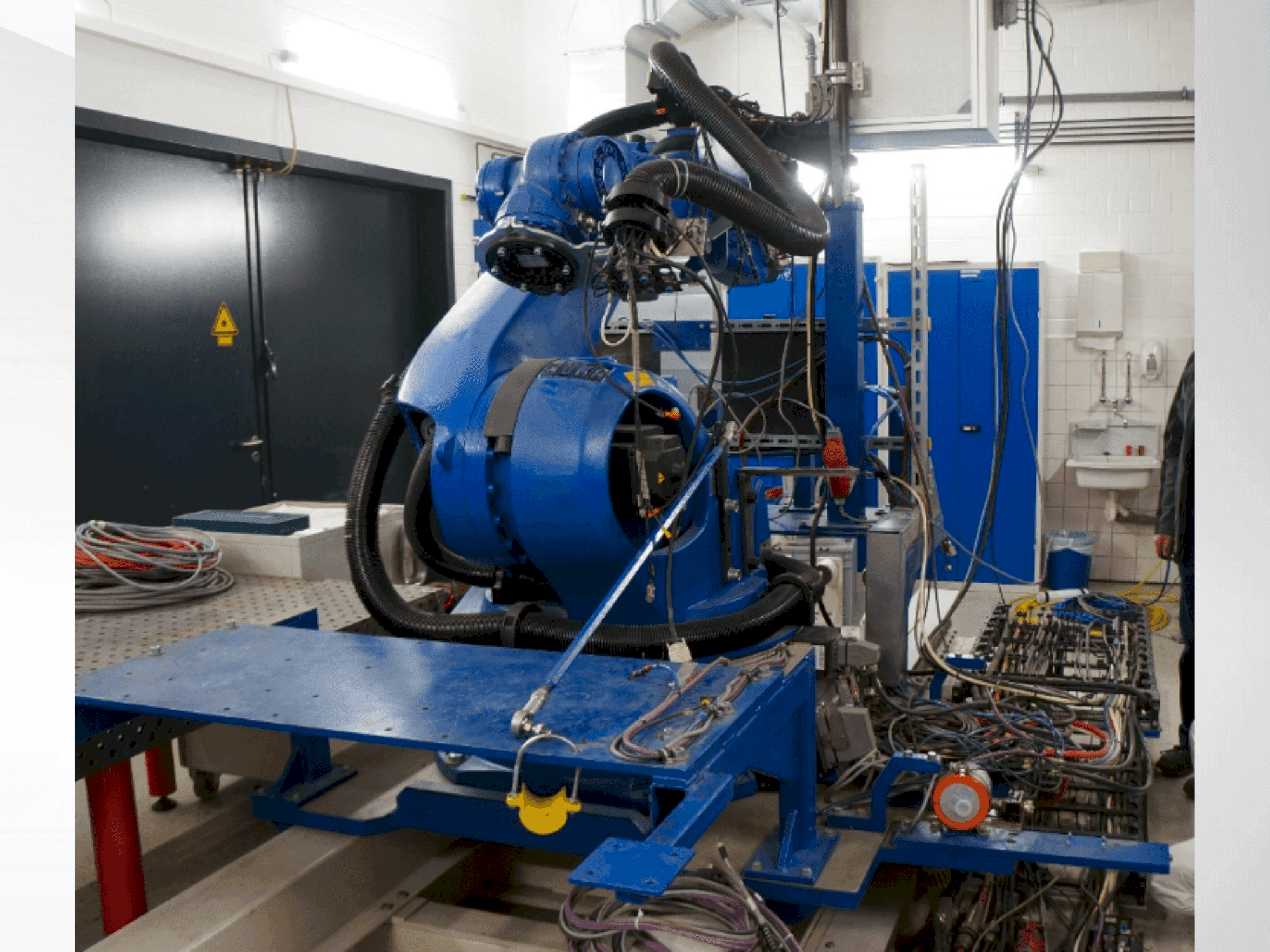 Vista laterale della macchina KUKA KR 100-2 HA 2000