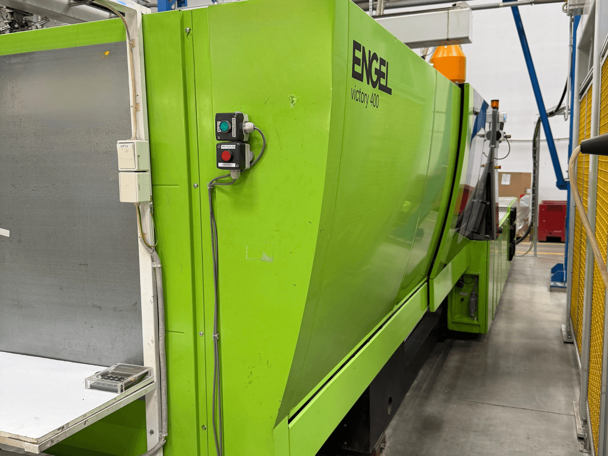 Macchina per lo stampaggio a iniezione idraulica Engel Victory 400, vista laterale, con pannello di controllo e carrozzeria verde.