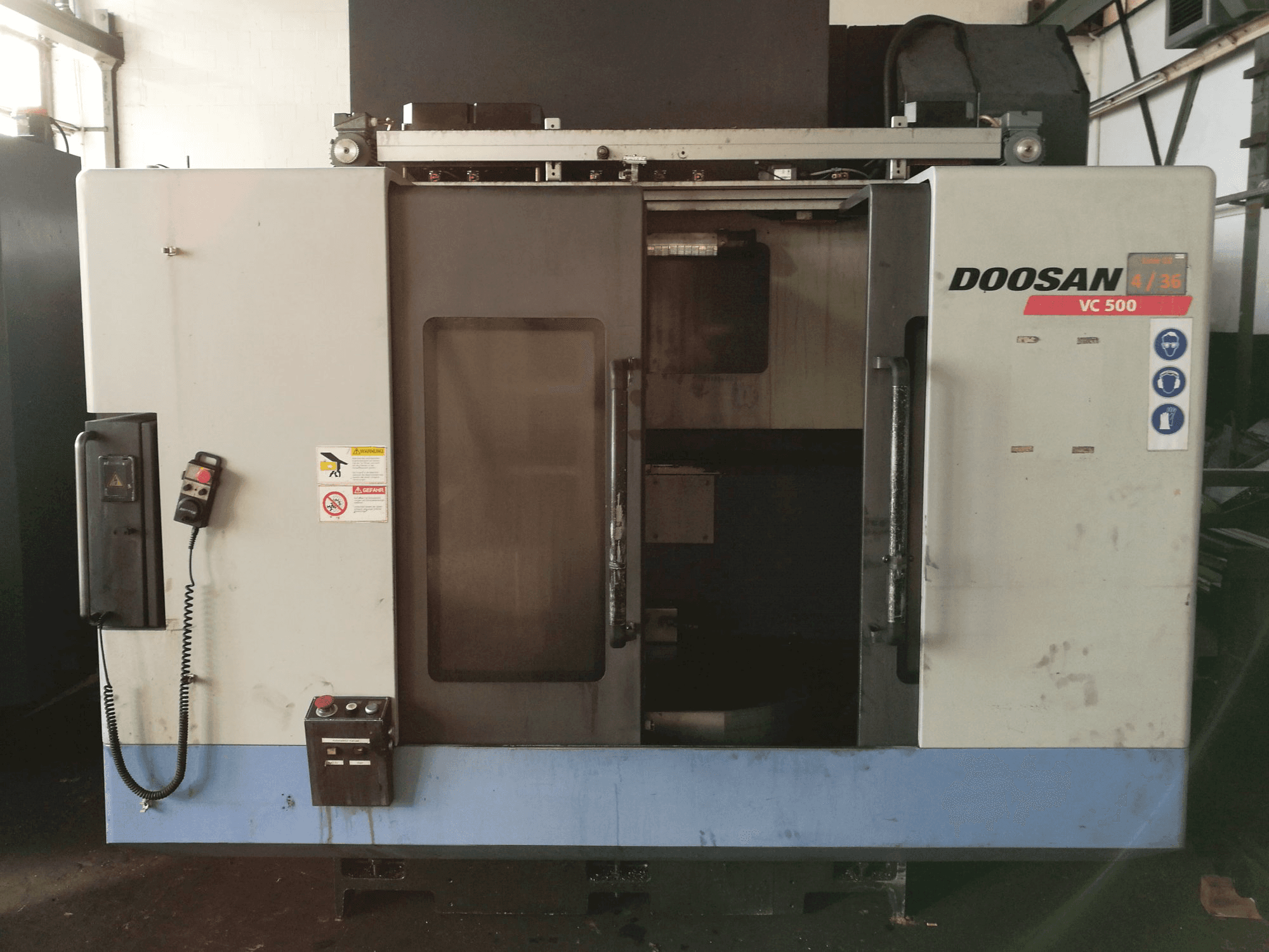 Vista frontale della macchina Doosan VC 500