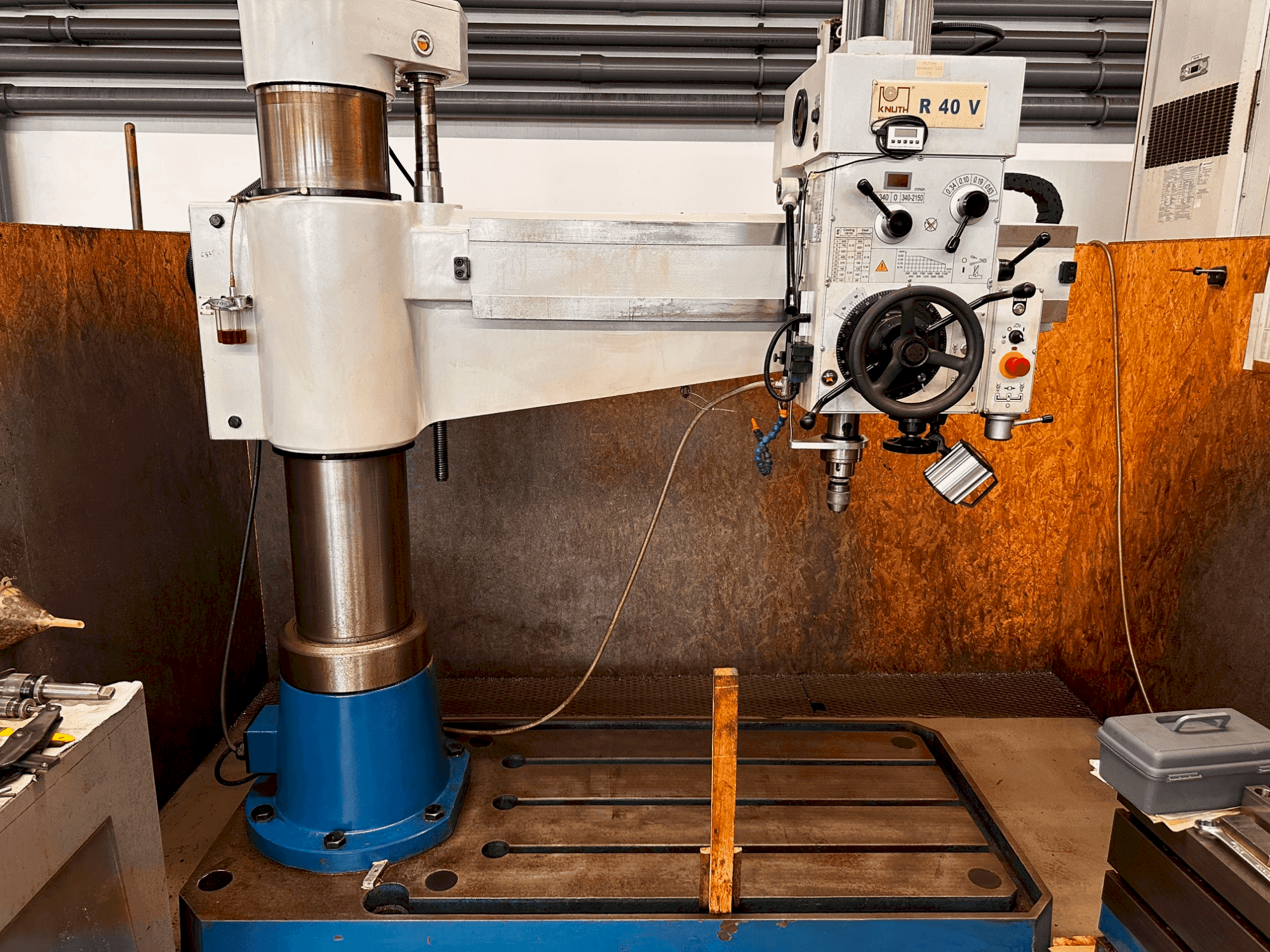 Vista frontale della macchina KNUTH R40V