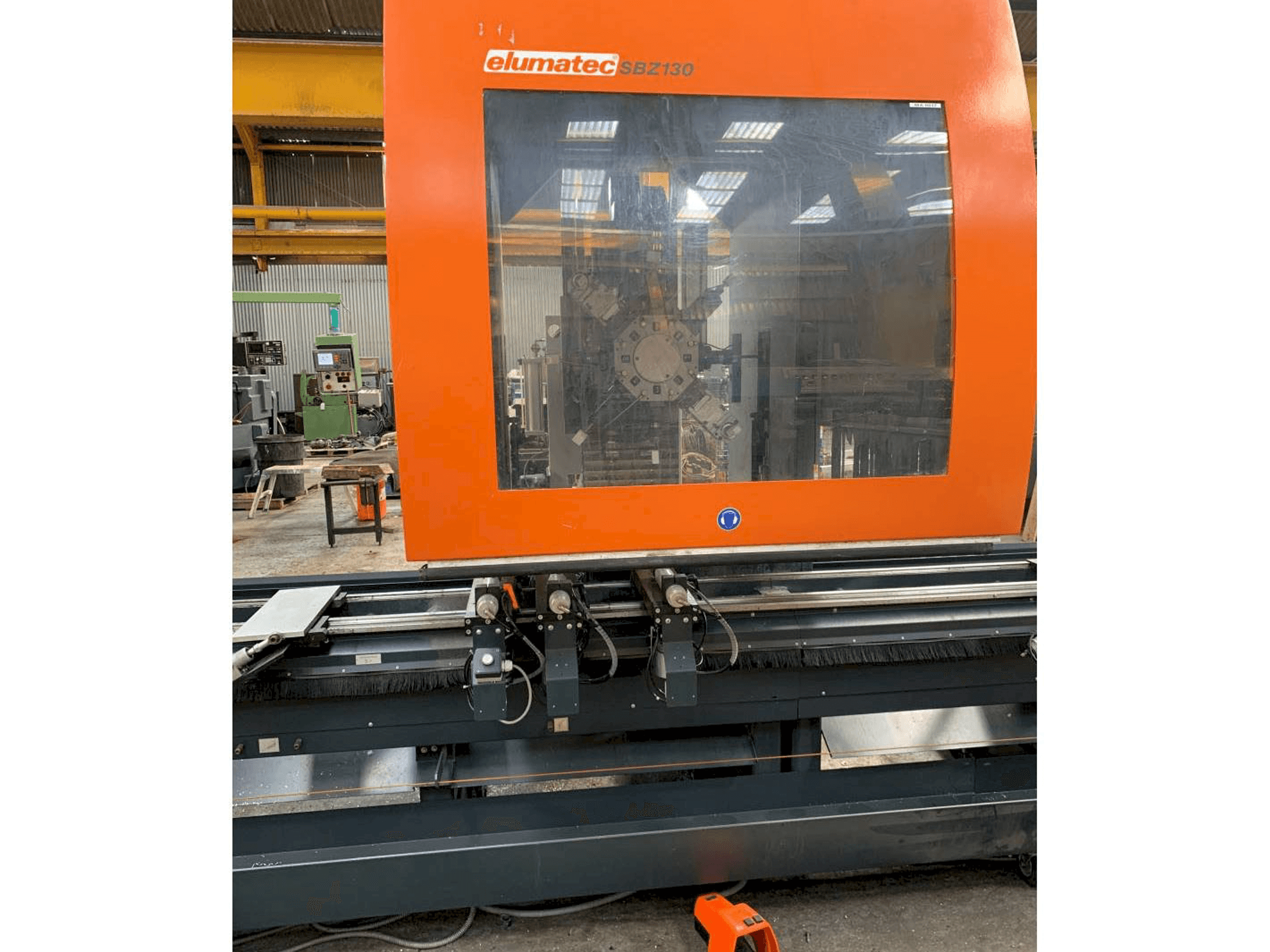 Vista frontale della macchina Elumatec SBZ 130