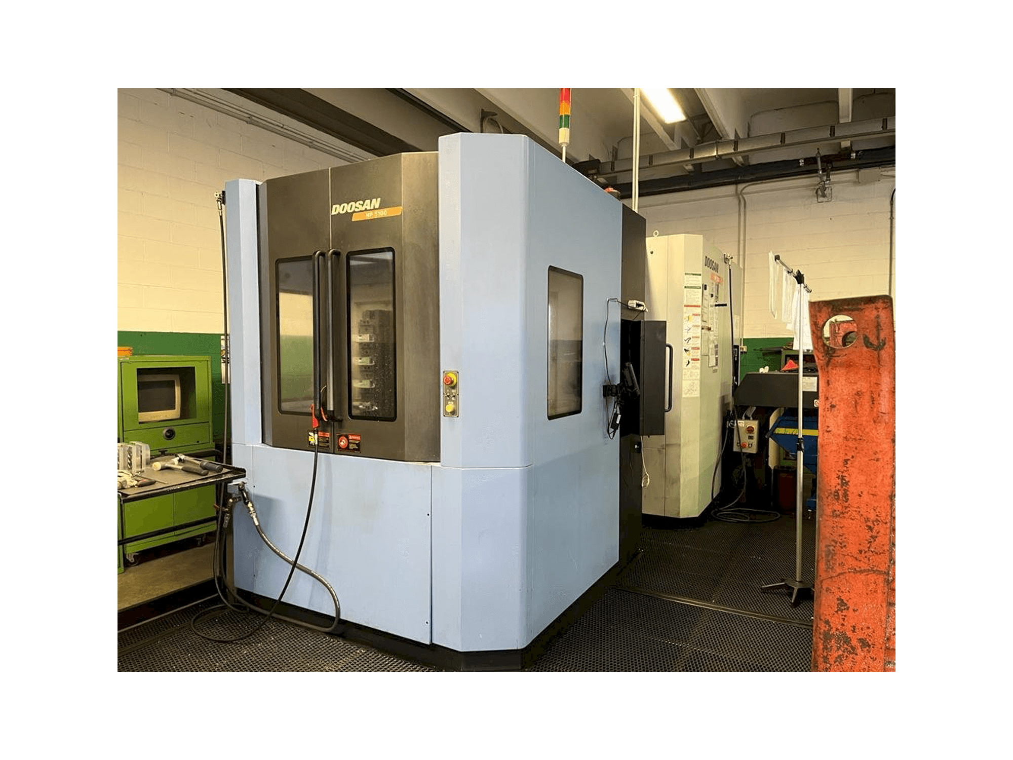 Vista laterale sinistra della macchina Doosan HP5100